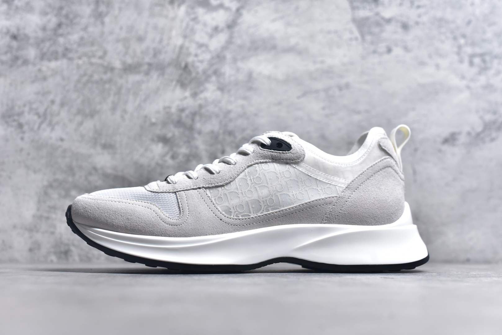 #Dior 运动鞋 跑步鞋 原版购入开发 这款 B25 Runner 运动鞋结合运动版型与 Dior 优雅的经典标识。采用迪奥灰和白色光滑牛皮革精心制作，饰以经典的米色和黑色 Oblique 印花提升格调。搭配白色纹理橡胶鞋底，可为各式休闲造型增添经典气质，更显精致 配送专柜精美包装，面料采用原版定制牛皮+Oblique 印花布 定制进口超细纤维 增高3.5CM 尺码： 40 41 42 43 44 45 46-选品中心