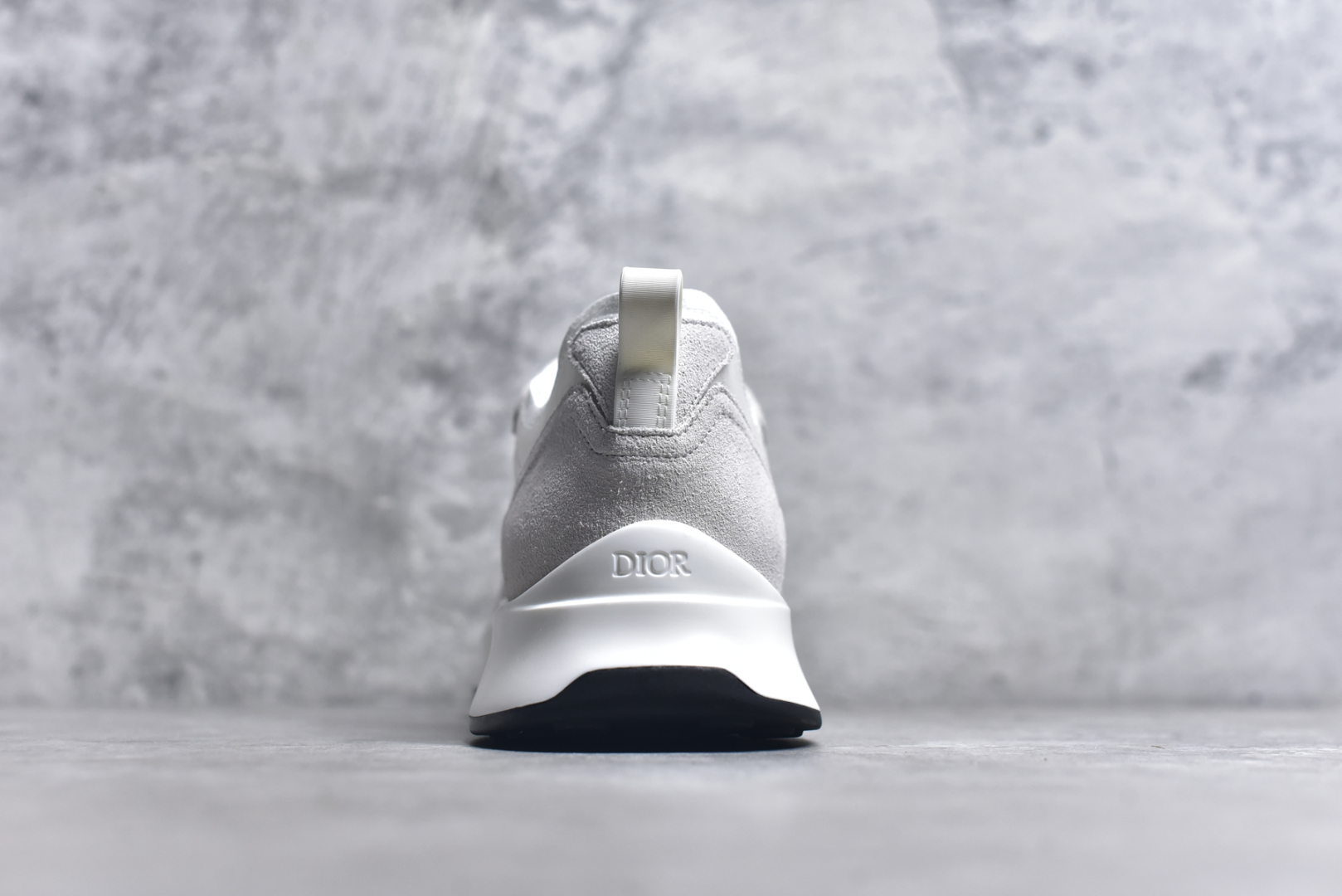 图片[5]-#Dior 运动鞋 跑步鞋 原版购入开发 这款 B25 Runner 运动鞋结合运动版型与 Dior 优雅的经典标识。采用迪奥灰和白色光滑牛皮革精心制作，饰以经典的米色和黑色 Oblique 印花提升格调。搭配白色纹理橡胶鞋底，可为各式休闲造型增添经典气质，更显精致 配送专柜精美包装，面料采用原版定制牛皮+Oblique 印花布 定制进口超细纤维 增高3.5CM 尺码： 40 41 42 43 44 45 46-选品中心