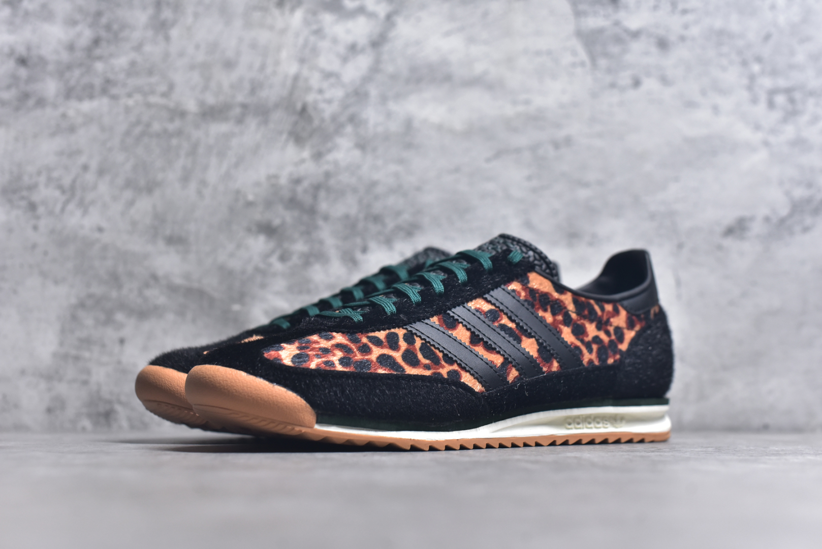 图片[2]-#AD Wmns SL72 OG 系列德训足球风百搭低帮休闲运动板鞋 JI0187 采用高弹EVA+MODEL+RB三层组合底 区别市面RB一体大底 三层组合鞋底重量与原鞋一致 Originals 将有「T 头鞋」造型的诞生于 1972 年的 SL72 鞋款复刻带回 各位买鞋又有新选择了 1972 年 SL72 问世后 引领了后来阿迪达斯的跑鞋发展方向 其中「SL」代表了 Super Light 彰显了产品轻便的特性 1972 年 SL72 问世后 引领了后来阿迪达斯的跑鞋发展方向 其中「SL」代表了 Super Light 彰显了产品轻便的特性 这次 Originals 延续其轻质经典的基因 带来男女两款 SL72 男生款带来 SL72 RS 鞋型 RS 意为 Reshaped（重塑）鞋款在保留了经典的外观基础上 在尼龙材质里增加了填充物 使鞋型更加挺立和饱满 鞋头则更加圆润 鞋底的 EVA 材质则增加了鞋款的高度 女生款则带来 SL72 OG W 鞋型 OG 顾名思义则是致敬经典款式 相较于 RS（Reshaped）鞋款 鞋身更加纤细 其整体鞋身轮廓、线条、细节、材质上尊崇 70 年代 SL72 的设计 还原经典味道 尺码：36 36⅔ 37⅓ 38 38⅔ 39⅓ 40 40⅔ 41⅓ 42 42⅔ 43⅓ 44 44⅔ 45-选品中心