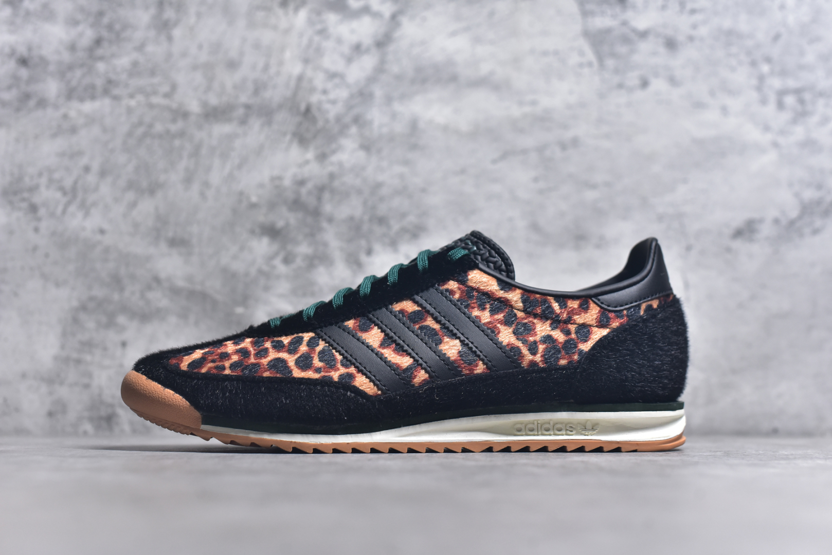 #AD Wmns SL72 OG 系列德训足球风百搭低帮休闲运动板鞋 JI0187 采用高弹EVA+MODEL+RB三层组合底 区别市面RB一体大底 三层组合鞋底重量与原鞋一致 Originals 将有「T 头鞋」造型的诞生于 1972 年的 SL72 鞋款复刻带回 各位买鞋又有新选择了 1972 年 SL72 问世后 引领了后来阿迪达斯的跑鞋发展方向 其中「SL」代表了 Super Light 彰显了产品轻便的特性 1972 年 SL72 问世后 引领了后来阿迪达斯的跑鞋发展方向 其中「SL」代表了 Super Light 彰显了产品轻便的特性 这次 Originals 延续其轻质经典的基因 带来男女两款 SL72 男生款带来 SL72 RS 鞋型 RS 意为 Reshaped（重塑）鞋款在保留了经典的外观基础上 在尼龙材质里增加了填充物 使鞋型更加挺立和饱满 鞋头则更加圆润 鞋底的 EVA 材质则增加了鞋款的高度 女生款则带来 SL72 OG W 鞋型 OG 顾名思义则是致敬经典款式 相较于 RS（Reshaped）鞋款 鞋身更加纤细 其整体鞋身轮廓、线条、细节、材质上尊崇 70 年代 SL72 的设计 还原经典味道 尺码：36 36⅔ 37⅓ 38 38⅔ 39⅓ 40 40⅔ 41⅓ 42 42⅔ 43⅓ 44 44⅔ 45-选品中心