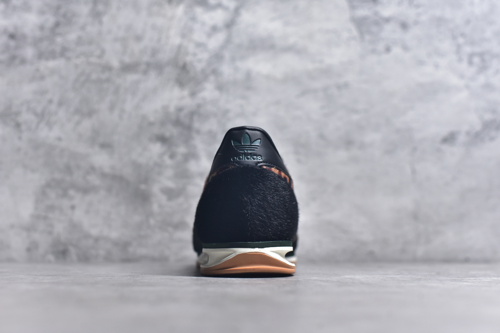 图片[5]-#AD Wmns SL72 OG 系列德训足球风百搭低帮休闲运动板鞋 JI0187 采用高弹EVA+MODEL+RB三层组合底 区别市面RB一体大底 三层组合鞋底重量与原鞋一致 Originals 将有「T 头鞋」造型的诞生于 1972 年的 SL72 鞋款复刻带回 各位买鞋又有新选择了 1972 年 SL72 问世后 引领了后来阿迪达斯的跑鞋发展方向 其中「SL」代表了 Super Light 彰显了产品轻便的特性 1972 年 SL72 问世后 引领了后来阿迪达斯的跑鞋发展方向 其中「SL」代表了 Super Light 彰显了产品轻便的特性 这次 Originals 延续其轻质经典的基因 带来男女两款 SL72 男生款带来 SL72 RS 鞋型 RS 意为 Reshaped（重塑）鞋款在保留了经典的外观基础上 在尼龙材质里增加了填充物 使鞋型更加挺立和饱满 鞋头则更加圆润 鞋底的 EVA 材质则增加了鞋款的高度 女生款则带来 SL72 OG W 鞋型 OG 顾名思义则是致敬经典款式 相较于 RS（Reshaped）鞋款 鞋身更加纤细 其整体鞋身轮廓、线条、细节、材质上尊崇 70 年代 SL72 的设计 还原经典味道 尺码：36 36⅔ 37⅓ 38 38⅔ 39⅓ 40 40⅔ 41⅓ 42 42⅔ 43⅓ 44 44⅔ 45-选品中心