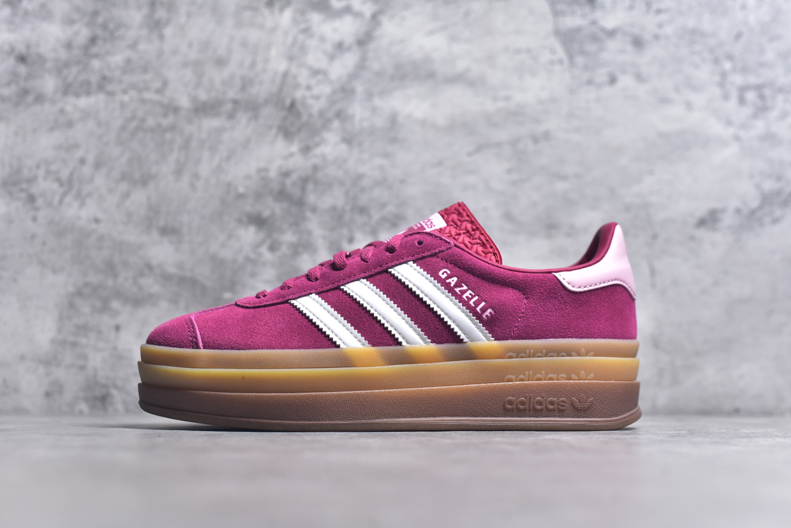 #AD Originals Gazelle Bold W 羚羊松糕系列复古百搭厚底增高低帮休闲运动板鞋 ID6997 新的一年就要换新的打扮啦！除了设定变美、健身、减肥等目标外，你已经可以利用鞋子来“偷偷改善身材比例”的愿望了！ 因为有一句话。身高不够。鞋子来凑~赶快入手以下各大运动品牌最新推出的“厚底增高运动鞋”吧。 是最好穿最百搭的长腿神器。 重点是……不仅价格不错～鞋子也不错啊！Originals的Gazelle Bold鞋款打造出「超厚底版本」！延续流线鞋型、经典麂皮材质、白色三条线和侧面烫金标志的复古外型，奶油白鞋底高度直接乘3，出门搭上它，保证一路步步高升。尺码：35-40-选品中心