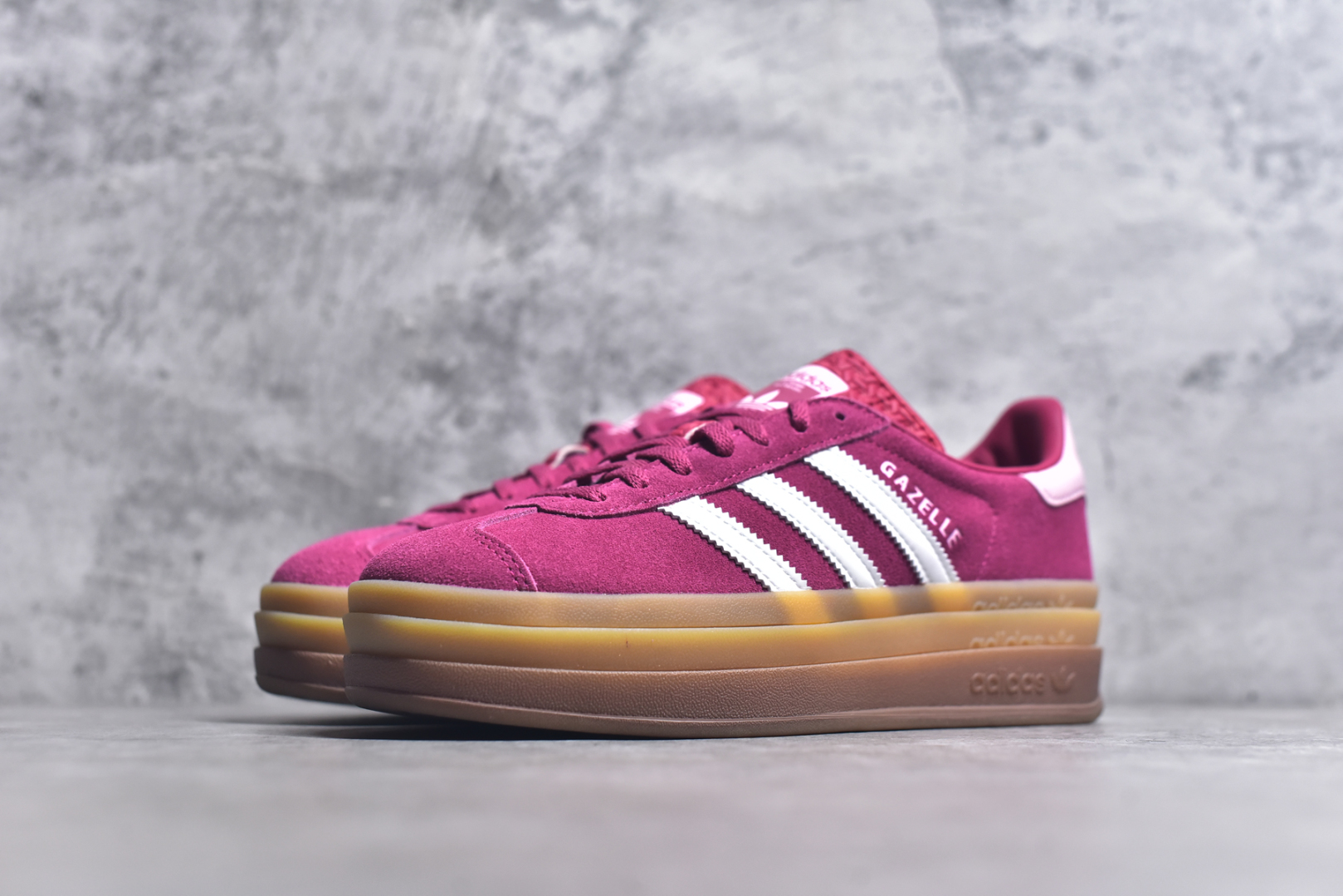 图片[2]-#AD Originals Gazelle Bold W 羚羊松糕系列复古百搭厚底增高低帮休闲运动板鞋 ID6997 新的一年就要换新的打扮啦！除了设定变美、健身、减肥等目标外，你已经可以利用鞋子来“偷偷改善身材比例”的愿望了！ 因为有一句话。身高不够。鞋子来凑~赶快入手以下各大运动品牌最新推出的“厚底增高运动鞋”吧。 是最好穿最百搭的长腿神器。 重点是……不仅价格不错～鞋子也不错啊！Originals的Gazelle Bold鞋款打造出「超厚底版本」！延续流线鞋型、经典麂皮材质、白色三条线和侧面烫金标志的复古外型，奶油白鞋底高度直接乘3，出门搭上它，保证一路步步高升。尺码：35-40-选品中心