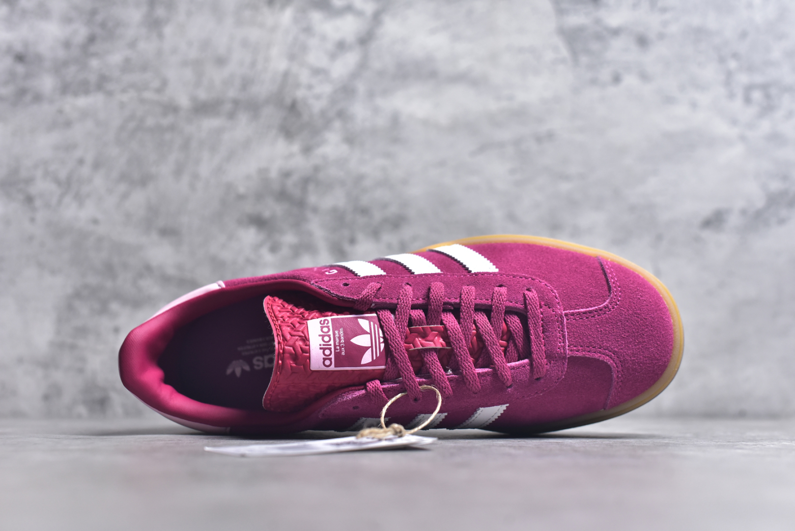 图片[4]-#AD Originals Gazelle Bold W 羚羊松糕系列复古百搭厚底增高低帮休闲运动板鞋 ID6997 新的一年就要换新的打扮啦！除了设定变美、健身、减肥等目标外，你已经可以利用鞋子来“偷偷改善身材比例”的愿望了！ 因为有一句话。身高不够。鞋子来凑~赶快入手以下各大运动品牌最新推出的“厚底增高运动鞋”吧。 是最好穿最百搭的长腿神器。 重点是……不仅价格不错～鞋子也不错啊！Originals的Gazelle Bold鞋款打造出「超厚底版本」！延续流线鞋型、经典麂皮材质、白色三条线和侧面烫金标志的复古外型，奶油白鞋底高度直接乘3，出门搭上它，保证一路步步高升。尺码：35-40-选品中心
