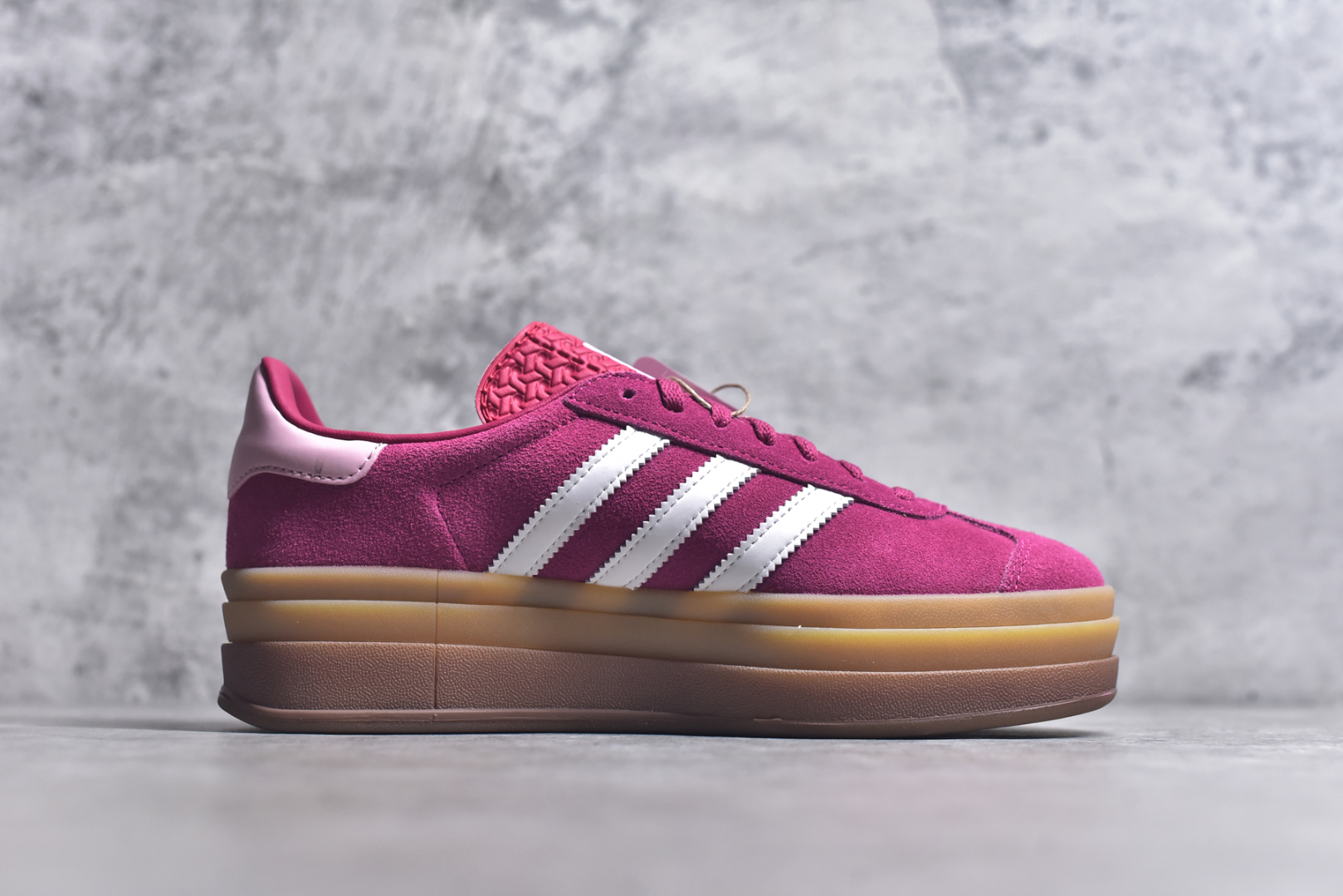 图片[3]-#AD Originals Gazelle Bold W 羚羊松糕系列复古百搭厚底增高低帮休闲运动板鞋 ID6997 新的一年就要换新的打扮啦！除了设定变美、健身、减肥等目标外，你已经可以利用鞋子来“偷偷改善身材比例”的愿望了！ 因为有一句话。身高不够。鞋子来凑~赶快入手以下各大运动品牌最新推出的“厚底增高运动鞋”吧。 是最好穿最百搭的长腿神器。 重点是……不仅价格不错～鞋子也不错啊！Originals的Gazelle Bold鞋款打造出「超厚底版本」！延续流线鞋型、经典麂皮材质、白色三条线和侧面烫金标志的复古外型，奶油白鞋底高度直接乘3，出门搭上它，保证一路步步高升。尺码：35-40-选品中心