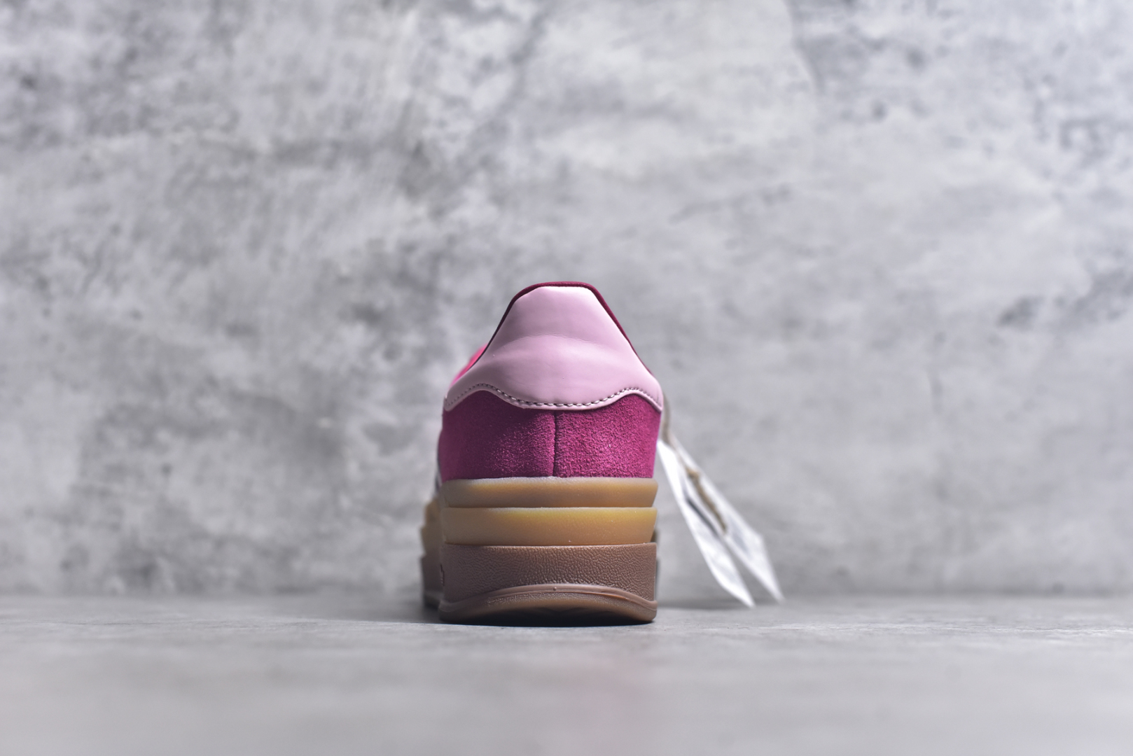 图片[5]-#AD Originals Gazelle Bold W 羚羊松糕系列复古百搭厚底增高低帮休闲运动板鞋 ID6997 新的一年就要换新的打扮啦！除了设定变美、健身、减肥等目标外，你已经可以利用鞋子来“偷偷改善身材比例”的愿望了！ 因为有一句话。身高不够。鞋子来凑~赶快入手以下各大运动品牌最新推出的“厚底增高运动鞋”吧。 是最好穿最百搭的长腿神器。 重点是……不仅价格不错～鞋子也不错啊！Originals的Gazelle Bold鞋款打造出「超厚底版本」！延续流线鞋型、经典麂皮材质、白色三条线和侧面烫金标志的复古外型，奶油白鞋底高度直接乘3，出门搭上它，保证一路步步高升。尺码：35-40-选品中心