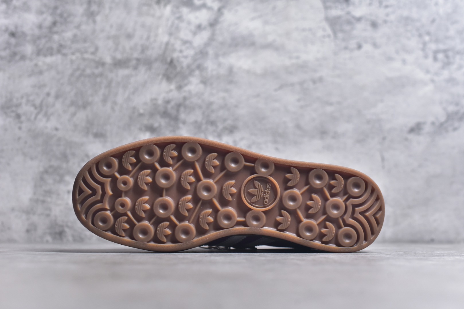 图片[6]-#AD Originals Gazelle Bold W 羚羊松糕系列复古百搭厚底增高低帮休闲运动板鞋 ID6997 新的一年就要换新的打扮啦！除了设定变美、健身、减肥等目标外，你已经可以利用鞋子来“偷偷改善身材比例”的愿望了！ 因为有一句话。身高不够。鞋子来凑~赶快入手以下各大运动品牌最新推出的“厚底增高运动鞋”吧。 是最好穿最百搭的长腿神器。 重点是……不仅价格不错～鞋子也不错啊！Originals的Gazelle Bold鞋款打造出「超厚底版本」！延续流线鞋型、经典麂皮材质、白色三条线和侧面烫金标志的复古外型，奶油白鞋底高度直接乘3，出门搭上它，保证一路步步高升。尺码：35-40-选品中心