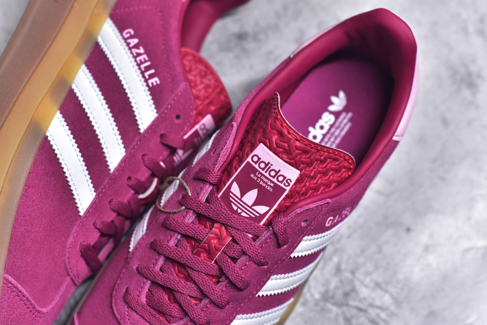 图片[9]-#AD Originals Gazelle Bold W 羚羊松糕系列复古百搭厚底增高低帮休闲运动板鞋 ID6997 新的一年就要换新的打扮啦！除了设定变美、健身、减肥等目标外，你已经可以利用鞋子来“偷偷改善身材比例”的愿望了！ 因为有一句话。身高不够。鞋子来凑~赶快入手以下各大运动品牌最新推出的“厚底增高运动鞋”吧。 是最好穿最百搭的长腿神器。 重点是……不仅价格不错～鞋子也不错啊！Originals的Gazelle Bold鞋款打造出「超厚底版本」！延续流线鞋型、经典麂皮材质、白色三条线和侧面烫金标志的复古外型，奶油白鞋底高度直接乘3，出门搭上它，保证一路步步高升。尺码：35-40-选品中心