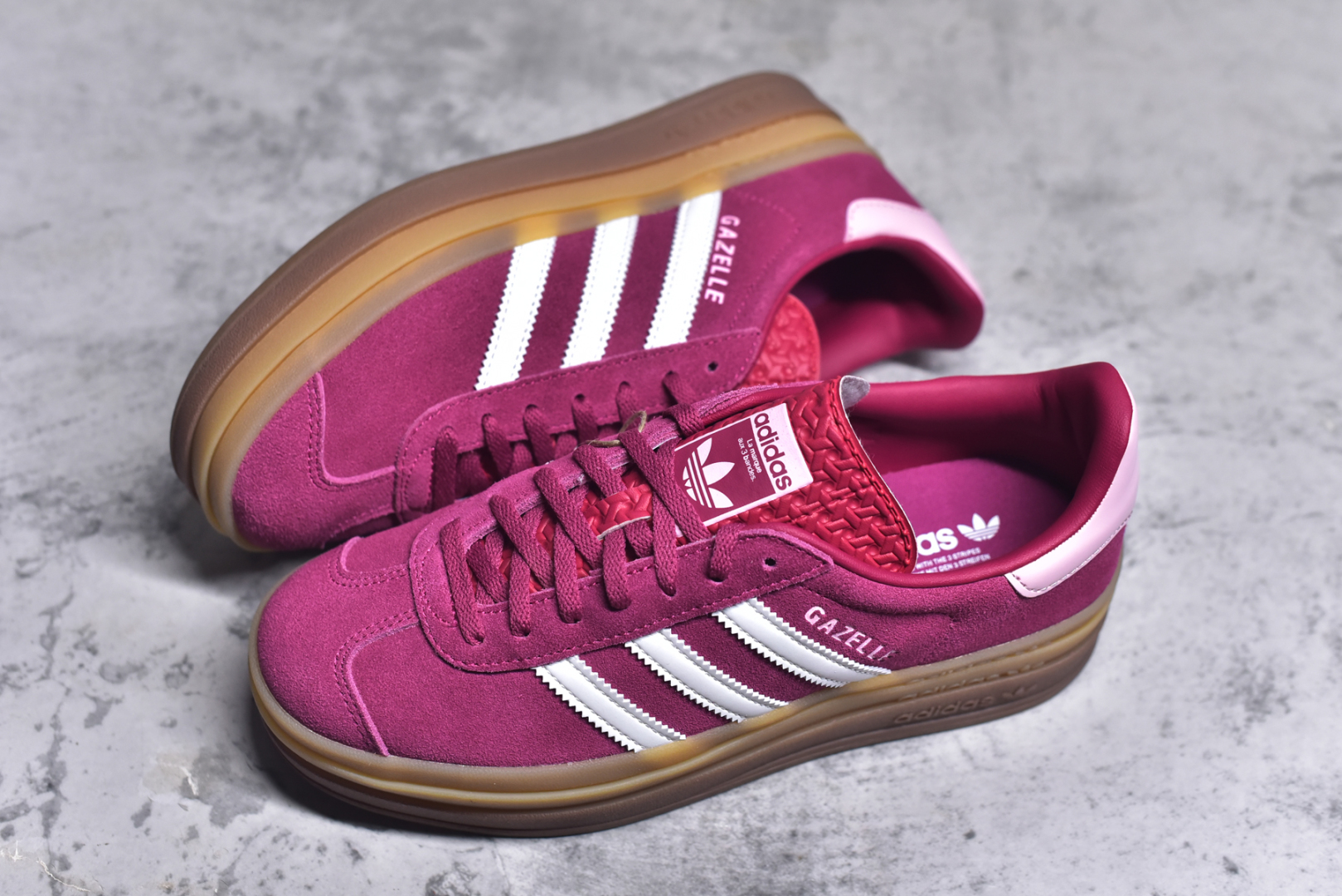 图片[7]-#AD Originals Gazelle Bold W 羚羊松糕系列复古百搭厚底增高低帮休闲运动板鞋 ID6997 新的一年就要换新的打扮啦！除了设定变美、健身、减肥等目标外，你已经可以利用鞋子来“偷偷改善身材比例”的愿望了！ 因为有一句话。身高不够。鞋子来凑~赶快入手以下各大运动品牌最新推出的“厚底增高运动鞋”吧。 是最好穿最百搭的长腿神器。 重点是……不仅价格不错～鞋子也不错啊！Originals的Gazelle Bold鞋款打造出「超厚底版本」！延续流线鞋型、经典麂皮材质、白色三条线和侧面烫金标志的复古外型，奶油白鞋底高度直接乘3，出门搭上它，保证一路步步高升。尺码：35-40-选品中心