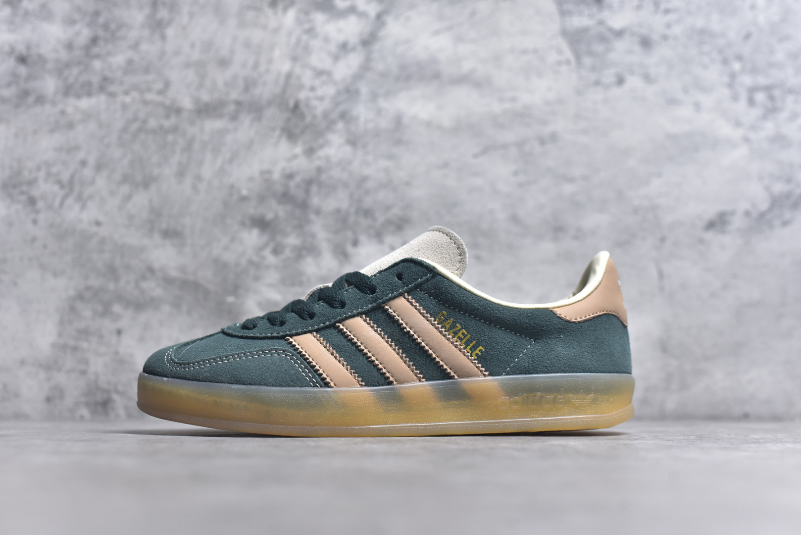 #AD Gazelle Indoor Trainers 羚羊内训系列低帮复古百搭休闲运动德训风板鞋 JH5402 90年代经典的复刻版！自60年代以足球训练鞋面世以来,Gazelle就以其经典设计席卷全球。1991年版本的复刻,再造经典Gazelle。采用皮革打造,搭配浊色细节,让这款经典更加简约。尺码：35.5-45-选品中心
