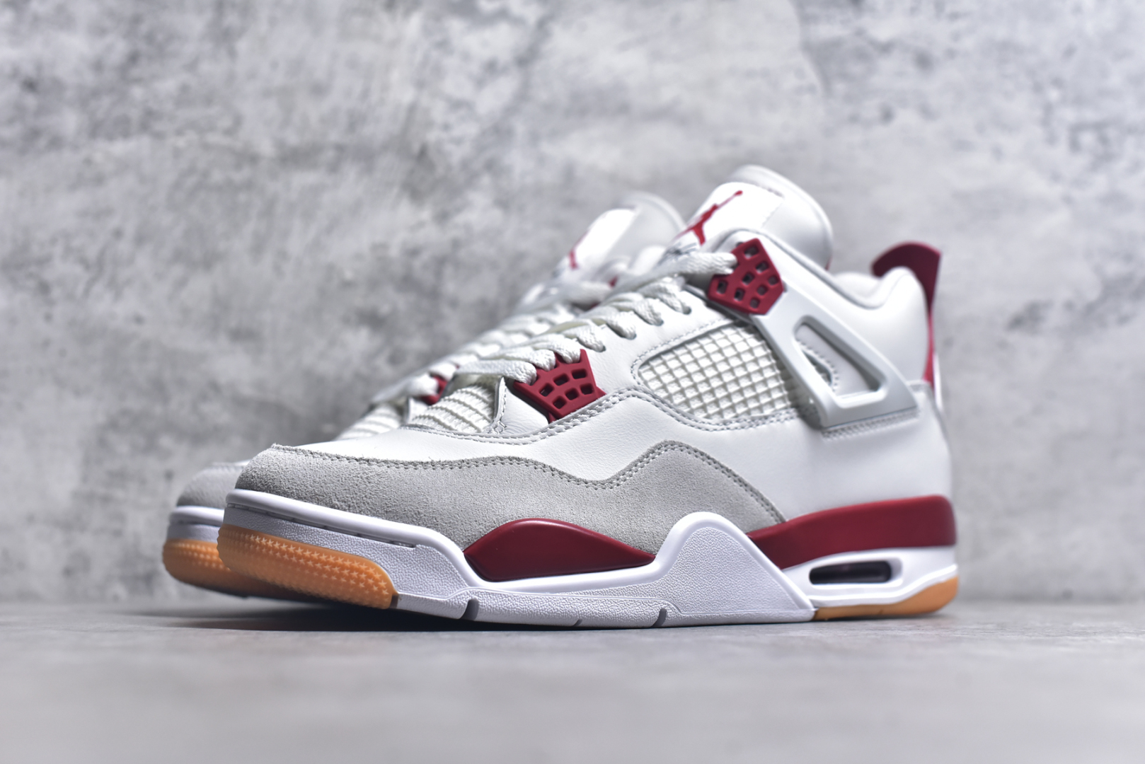 图片[2]-#Travis Scott x Air Jordan AJ4SB 白红 大学红 圈内最强四代 独家外贸特供尺码含 45.5 49.5 50.5 耗时半年巨作 全套原纸板楦头开发 原厂特供皮料加持 确保原汁原味 完美呈现四代版型 一比一鞋头弧度高度鞋身弧度 数据细节工艺流程均保持原鞋一致 原厂TPU网格鞋带扣 正确内里网布 菱角分明不变形无多余毛边 柔软性质感一致于原鞋 市场唯一原厂鞋扣模具 背面可见隐藏注塑口 原厂织唛标 原厂飞人电绣工艺 尾指中部跳三针 独家绑鞋带手法 印刷中底布 四线拉帮 米色美纹纸贴合固定 进口港宝加持 后跟自然饱满 全鞋荧光划线卡点 追求极致完美 每一双都是工艺品 多重QC质检 超越公司货的品控标准 实实在在的免检产品 货号：DR5415 106 尺码：36-48.5-选品中心