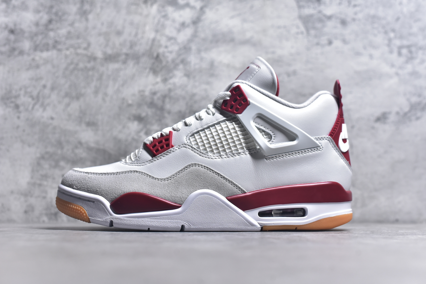 #Travis Scott x Air Jordan AJ4SB 白红 大学红 圈内最强四代 独家外贸特供尺码含 45.5 49.5 50.5 耗时半年巨作 全套原纸板楦头开发 原厂特供皮料加持 确保原汁原味 完美呈现四代版型 一比一鞋头弧度高度鞋身弧度 数据细节工艺流程均保持原鞋一致 原厂TPU网格鞋带扣 正确内里网布 菱角分明不变形无多余毛边 柔软性质感一致于原鞋 市场唯一原厂鞋扣模具 背面可见隐藏注塑口 原厂织唛标 原厂飞人电绣工艺 尾指中部跳三针 独家绑鞋带手法 印刷中底布 四线拉帮 米色美纹纸贴合固定 进口港宝加持 后跟自然饱满 全鞋荧光划线卡点 追求极致完美 每一双都是工艺品 多重QC质检 超越公司货的品控标准 实实在在的免检产品 货号：DR5415 106 尺码：36-48.5-选品中心