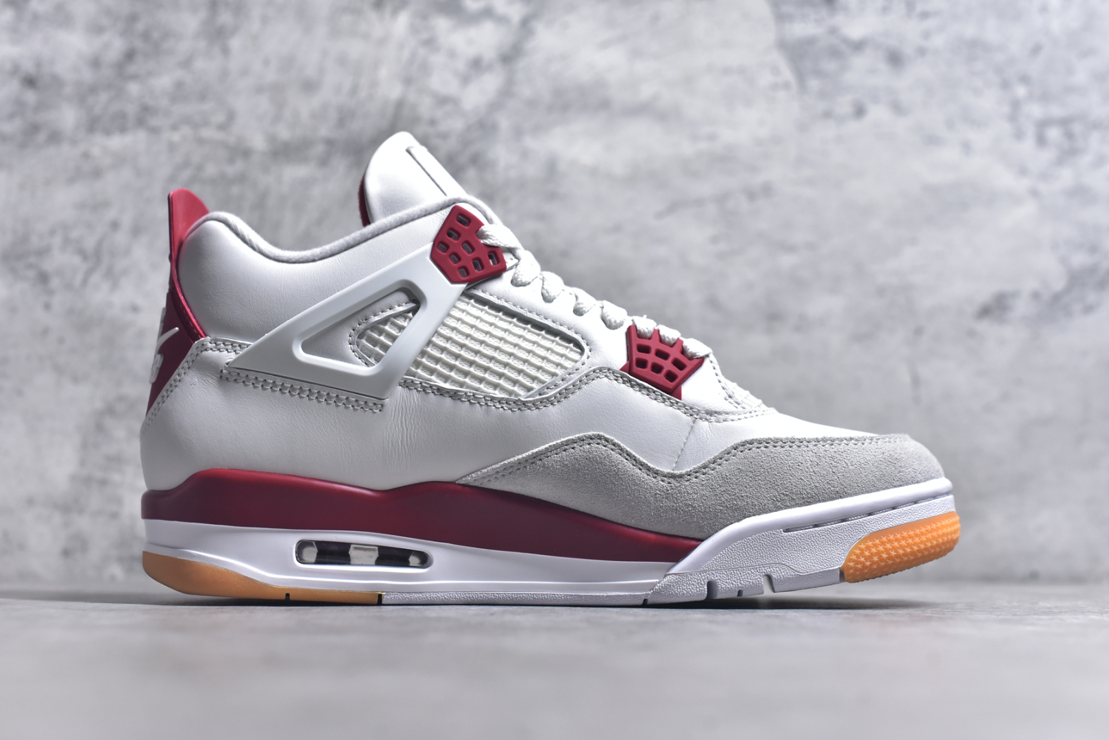 图片[3]-#Travis Scott x Air Jordan AJ4SB 白红 大学红 圈内最强四代 独家外贸特供尺码含 45.5 49.5 50.5 耗时半年巨作 全套原纸板楦头开发 原厂特供皮料加持 确保原汁原味 完美呈现四代版型 一比一鞋头弧度高度鞋身弧度 数据细节工艺流程均保持原鞋一致 原厂TPU网格鞋带扣 正确内里网布 菱角分明不变形无多余毛边 柔软性质感一致于原鞋 市场唯一原厂鞋扣模具 背面可见隐藏注塑口 原厂织唛标 原厂飞人电绣工艺 尾指中部跳三针 独家绑鞋带手法 印刷中底布 四线拉帮 米色美纹纸贴合固定 进口港宝加持 后跟自然饱满 全鞋荧光划线卡点 追求极致完美 每一双都是工艺品 多重QC质检 超越公司货的品控标准 实实在在的免检产品 货号：DR5415 106 尺码：36-48.5-选品中心