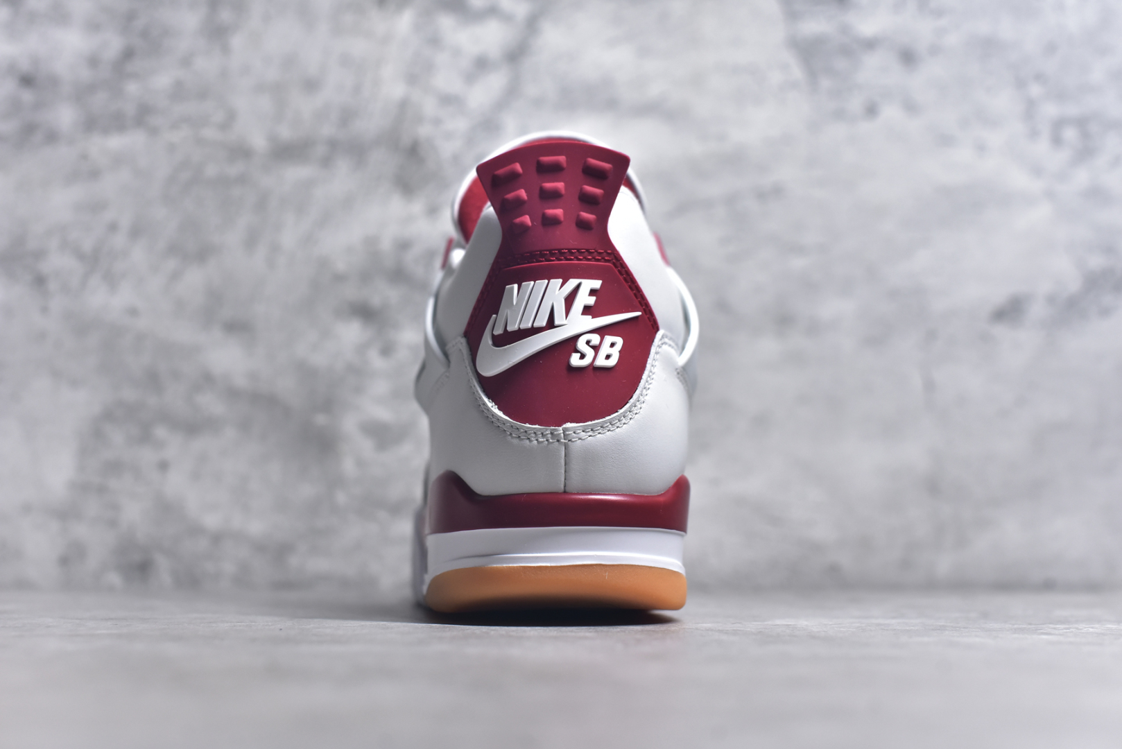 图片[5]-#Travis Scott x Air Jordan AJ4SB 白红 大学红 圈内最强四代 独家外贸特供尺码含 45.5 49.5 50.5 耗时半年巨作 全套原纸板楦头开发 原厂特供皮料加持 确保原汁原味 完美呈现四代版型 一比一鞋头弧度高度鞋身弧度 数据细节工艺流程均保持原鞋一致 原厂TPU网格鞋带扣 正确内里网布 菱角分明不变形无多余毛边 柔软性质感一致于原鞋 市场唯一原厂鞋扣模具 背面可见隐藏注塑口 原厂织唛标 原厂飞人电绣工艺 尾指中部跳三针 独家绑鞋带手法 印刷中底布 四线拉帮 米色美纹纸贴合固定 进口港宝加持 后跟自然饱满 全鞋荧光划线卡点 追求极致完美 每一双都是工艺品 多重QC质检 超越公司货的品控标准 实实在在的免检产品 货号：DR5415 106 尺码：36-48.5-选品中心