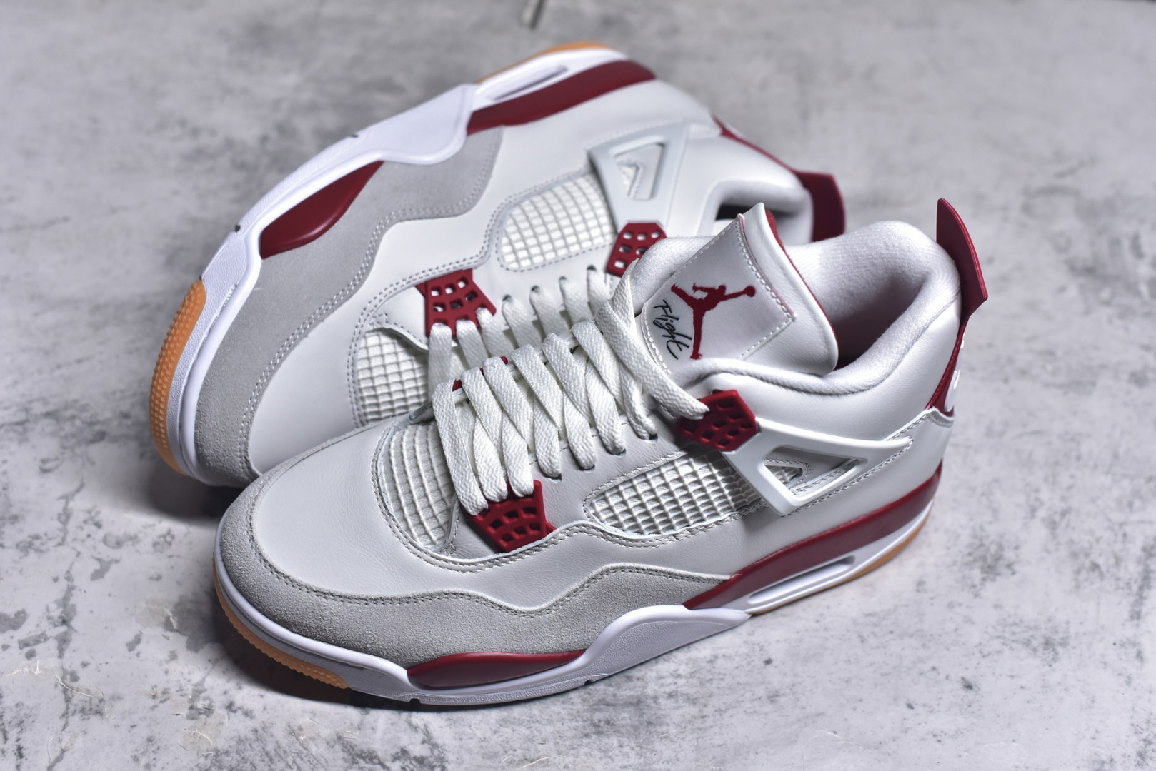 图片[7]-#Travis Scott x Air Jordan AJ4SB 白红 大学红 圈内最强四代 独家外贸特供尺码含 45.5 49.5 50.5 耗时半年巨作 全套原纸板楦头开发 原厂特供皮料加持 确保原汁原味 完美呈现四代版型 一比一鞋头弧度高度鞋身弧度 数据细节工艺流程均保持原鞋一致 原厂TPU网格鞋带扣 正确内里网布 菱角分明不变形无多余毛边 柔软性质感一致于原鞋 市场唯一原厂鞋扣模具 背面可见隐藏注塑口 原厂织唛标 原厂飞人电绣工艺 尾指中部跳三针 独家绑鞋带手法 印刷中底布 四线拉帮 米色美纹纸贴合固定 进口港宝加持 后跟自然饱满 全鞋荧光划线卡点 追求极致完美 每一双都是工艺品 多重QC质检 超越公司货的品控标准 实实在在的免检产品 货号：DR5415 106 尺码：36-48.5-选品中心