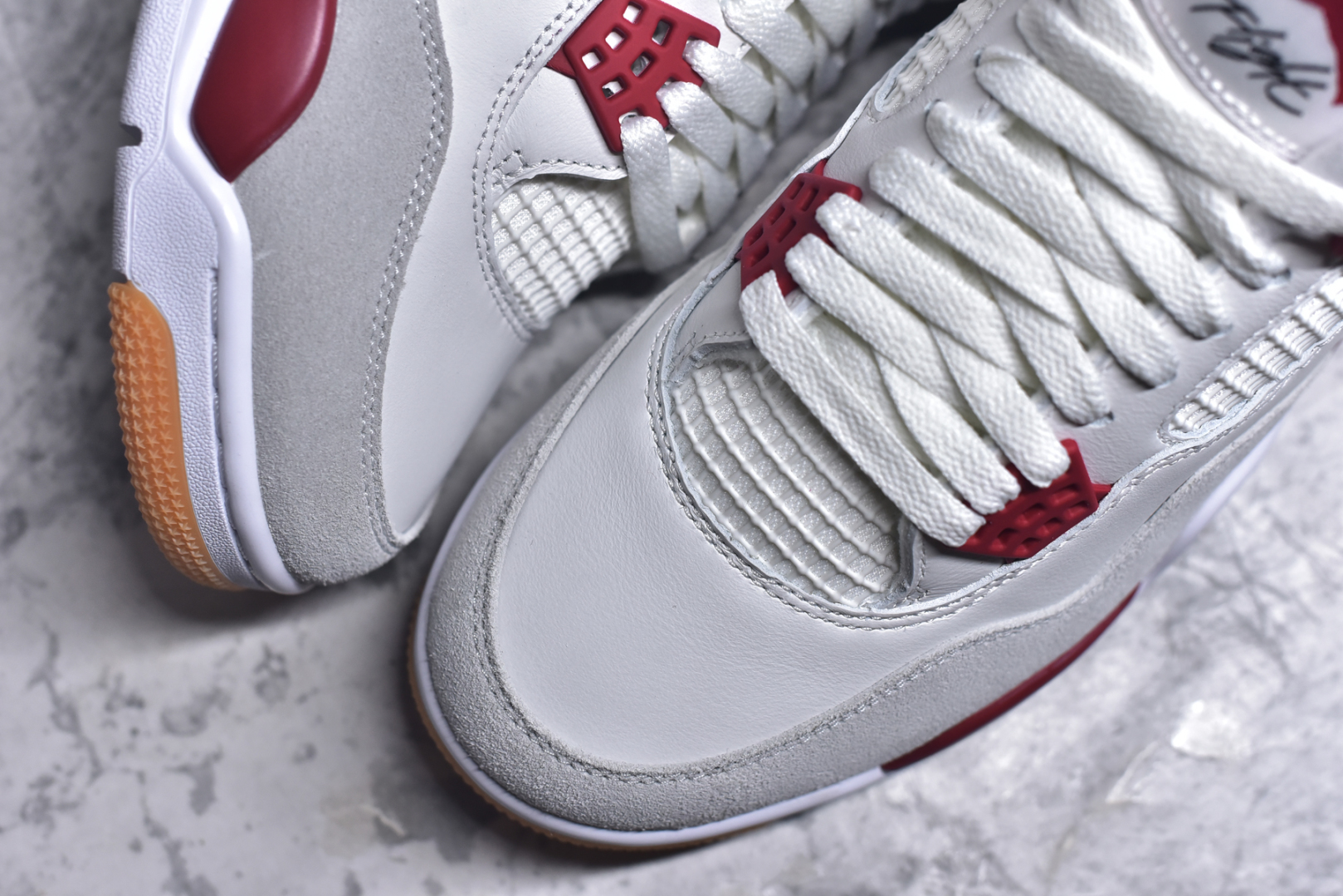 图片[8]-#Travis Scott x Air Jordan AJ4SB 白红 大学红 圈内最强四代 独家外贸特供尺码含 45.5 49.5 50.5 耗时半年巨作 全套原纸板楦头开发 原厂特供皮料加持 确保原汁原味 完美呈现四代版型 一比一鞋头弧度高度鞋身弧度 数据细节工艺流程均保持原鞋一致 原厂TPU网格鞋带扣 正确内里网布 菱角分明不变形无多余毛边 柔软性质感一致于原鞋 市场唯一原厂鞋扣模具 背面可见隐藏注塑口 原厂织唛标 原厂飞人电绣工艺 尾指中部跳三针 独家绑鞋带手法 印刷中底布 四线拉帮 米色美纹纸贴合固定 进口港宝加持 后跟自然饱满 全鞋荧光划线卡点 追求极致完美 每一双都是工艺品 多重QC质检 超越公司货的品控标准 实实在在的免检产品 货号：DR5415 106 尺码：36-48.5-选品中心