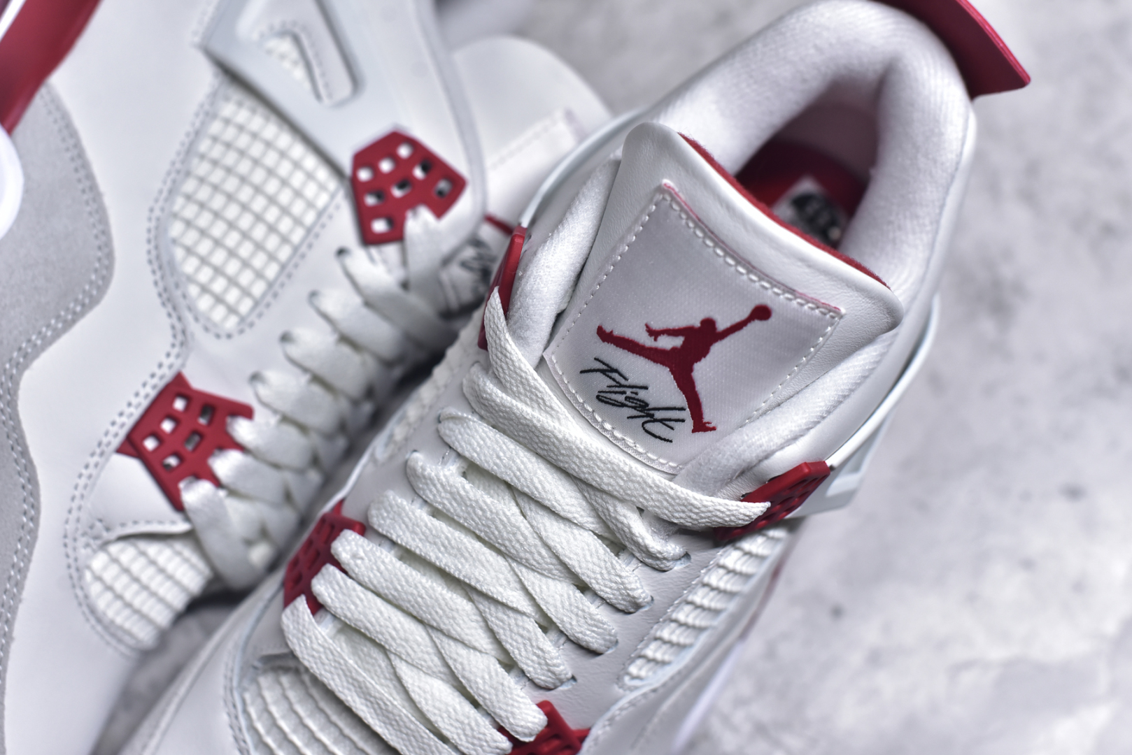 图片[9]-#Travis Scott x Air Jordan AJ4SB 白红 大学红 圈内最强四代 独家外贸特供尺码含 45.5 49.5 50.5 耗时半年巨作 全套原纸板楦头开发 原厂特供皮料加持 确保原汁原味 完美呈现四代版型 一比一鞋头弧度高度鞋身弧度 数据细节工艺流程均保持原鞋一致 原厂TPU网格鞋带扣 正确内里网布 菱角分明不变形无多余毛边 柔软性质感一致于原鞋 市场唯一原厂鞋扣模具 背面可见隐藏注塑口 原厂织唛标 原厂飞人电绣工艺 尾指中部跳三针 独家绑鞋带手法 印刷中底布 四线拉帮 米色美纹纸贴合固定 进口港宝加持 后跟自然饱满 全鞋荧光划线卡点 追求极致完美 每一双都是工艺品 多重QC质检 超越公司货的品控标准 实实在在的免检产品 货号：DR5415 106 尺码：36-48.5-选品中心