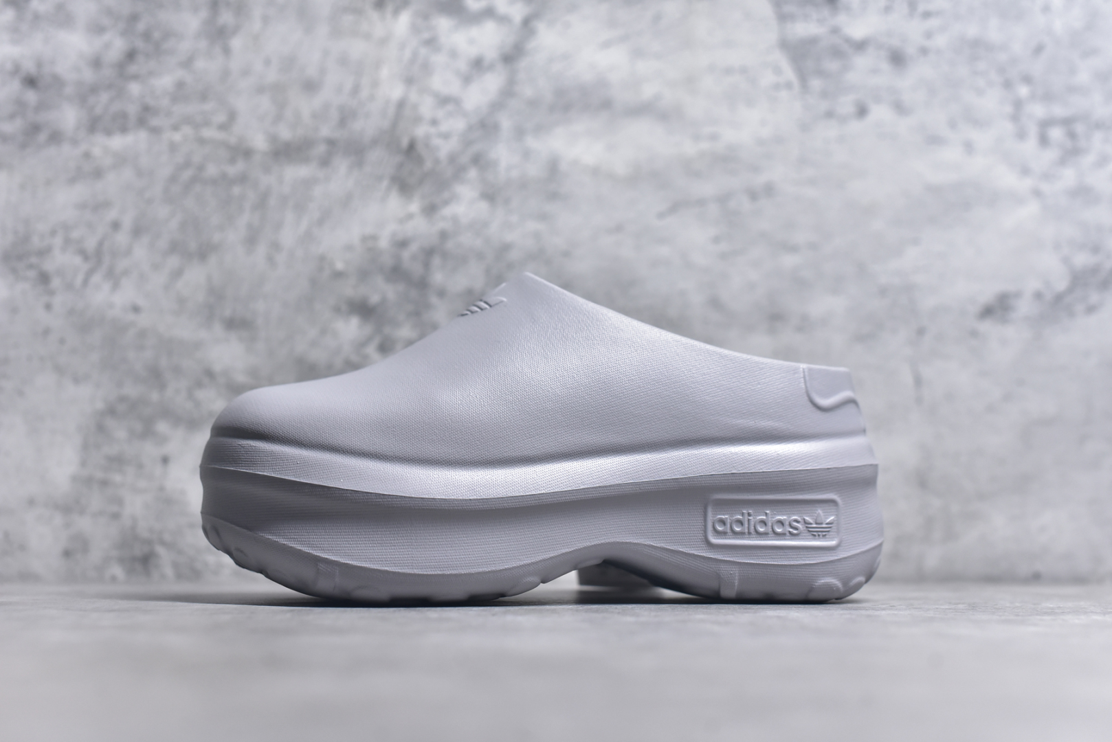 #Adidas Adifom Stan Smith Platform Mule IH8060 阿迪应季新品穆勒厨师拖3411 轻松脚感 一穿即走 这款拖鞋旨在致敬经典的Stan Smith 简约鞋面和后跟细节灵感源于原版 并通过厚实的比例和超光滑的触感 带来现代风格的革新 采用含有甘蔗制成的泡沫材料 心系环保 摆脱绑带或鞋带束缚 易于穿脱 保持舒适 采用天然可再生材料 旨在帮助减少塑料污染 尺码：36-45-选品中心