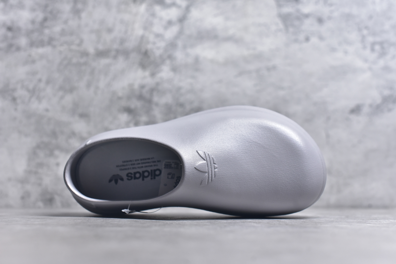 图片[4]-#Adidas Adifom Stan Smith Platform Mule IH8060 阿迪应季新品穆勒厨师拖3411 轻松脚感 一穿即走 这款拖鞋旨在致敬经典的Stan Smith 简约鞋面和后跟细节灵感源于原版 并通过厚实的比例和超光滑的触感 带来现代风格的革新 采用含有甘蔗制成的泡沫材料 心系环保 摆脱绑带或鞋带束缚 易于穿脱 保持舒适 采用天然可再生材料 旨在帮助减少塑料污染 尺码：36-45-选品中心