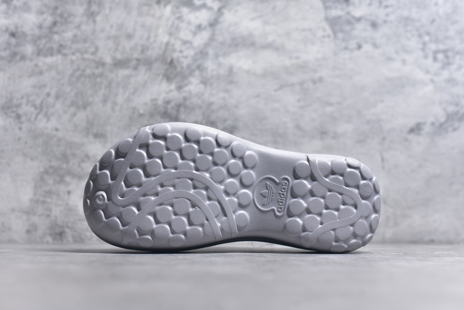 图片[6]-#Adidas Adifom Stan Smith Platform Mule IH8060 阿迪应季新品穆勒厨师拖3411 轻松脚感 一穿即走 这款拖鞋旨在致敬经典的Stan Smith 简约鞋面和后跟细节灵感源于原版 并通过厚实的比例和超光滑的触感 带来现代风格的革新 采用含有甘蔗制成的泡沫材料 心系环保 摆脱绑带或鞋带束缚 易于穿脱 保持舒适 采用天然可再生材料 旨在帮助减少塑料污染 尺码：36-45-选品中心