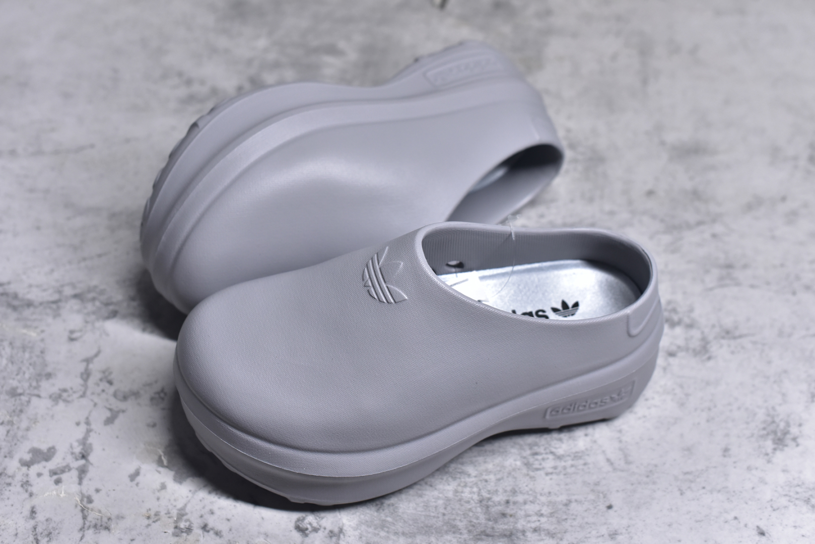 图片[7]-#Adidas Adifom Stan Smith Platform Mule IH8060 阿迪应季新品穆勒厨师拖3411 轻松脚感 一穿即走 这款拖鞋旨在致敬经典的Stan Smith 简约鞋面和后跟细节灵感源于原版 并通过厚实的比例和超光滑的触感 带来现代风格的革新 采用含有甘蔗制成的泡沫材料 心系环保 摆脱绑带或鞋带束缚 易于穿脱 保持舒适 采用天然可再生材料 旨在帮助减少塑料污染 尺码：36-45-选品中心