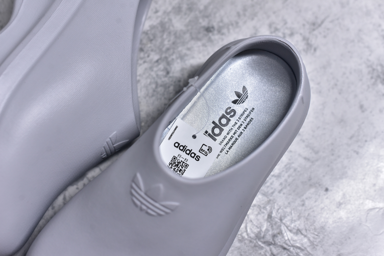 图片[9]-#Adidas Adifom Stan Smith Platform Mule IH8060 阿迪应季新品穆勒厨师拖3411 轻松脚感 一穿即走 这款拖鞋旨在致敬经典的Stan Smith 简约鞋面和后跟细节灵感源于原版 并通过厚实的比例和超光滑的触感 带来现代风格的革新 采用含有甘蔗制成的泡沫材料 心系环保 摆脱绑带或鞋带束缚 易于穿脱 保持舒适 采用天然可再生材料 旨在帮助减少塑料污染 尺码：36-45-选品中心