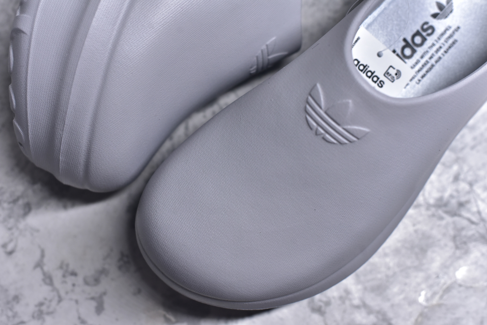 图片[8]-#Adidas Adifom Stan Smith Platform Mule IH8060 阿迪应季新品穆勒厨师拖3411 轻松脚感 一穿即走 这款拖鞋旨在致敬经典的Stan Smith 简约鞋面和后跟细节灵感源于原版 并通过厚实的比例和超光滑的触感 带来现代风格的革新 采用含有甘蔗制成的泡沫材料 心系环保 摆脱绑带或鞋带束缚 易于穿脱 保持舒适 采用天然可再生材料 旨在帮助减少塑料污染 尺码：36-45-选品中心