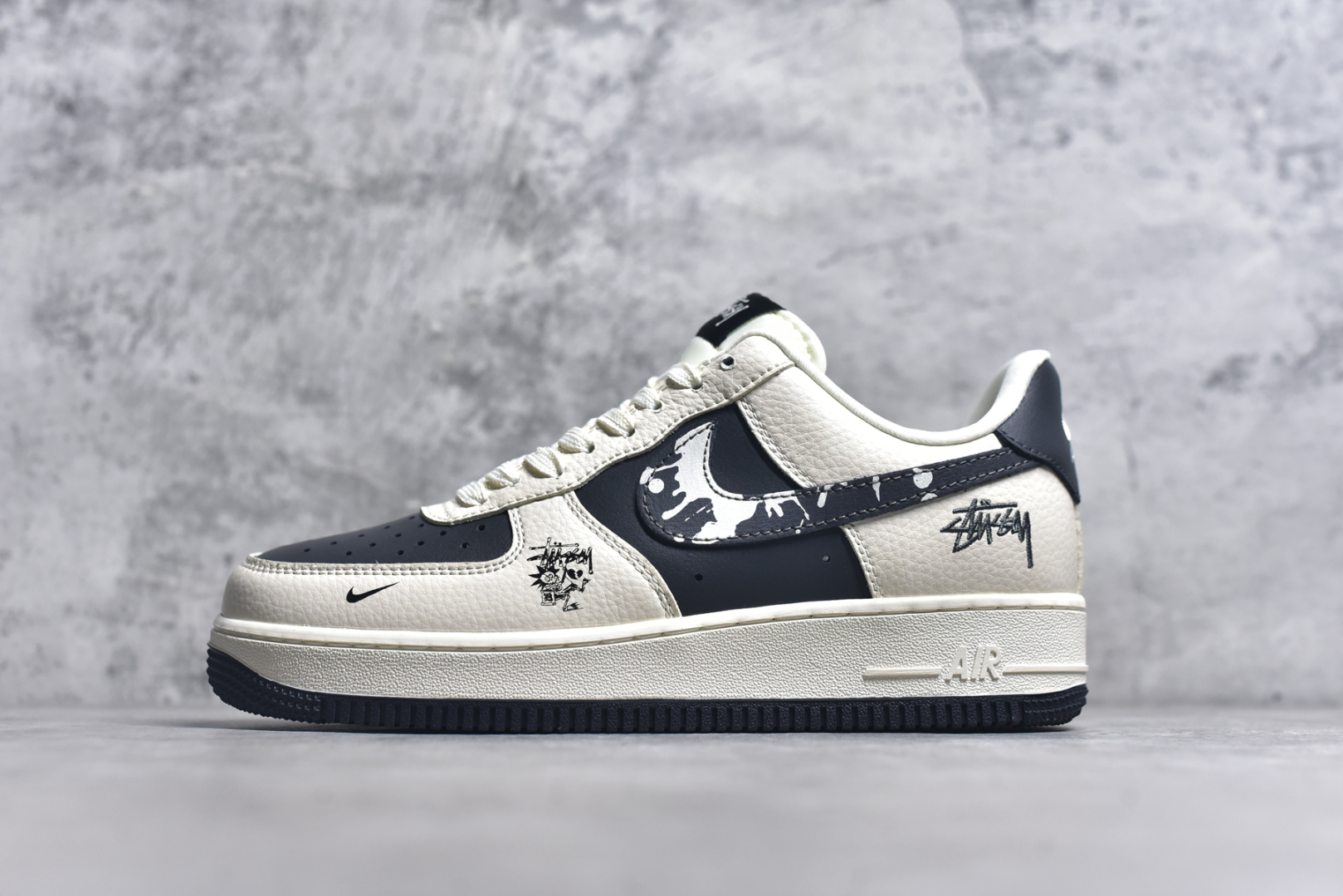 #Nike Air Force 1\’07 Low 斯图西联名 米黑泼墨勾 空军一号低帮休闲板鞋 DF0188-042 #定制皮料 定制鞋盒 配件齐全 原楦原纸板 纯正空军版型 内置全掌气垫 尺码：36 36.5 37.5 38 38.5 39 40 40.5 41 42 42.5 43 44 44.5 45 9.D4-选品中心