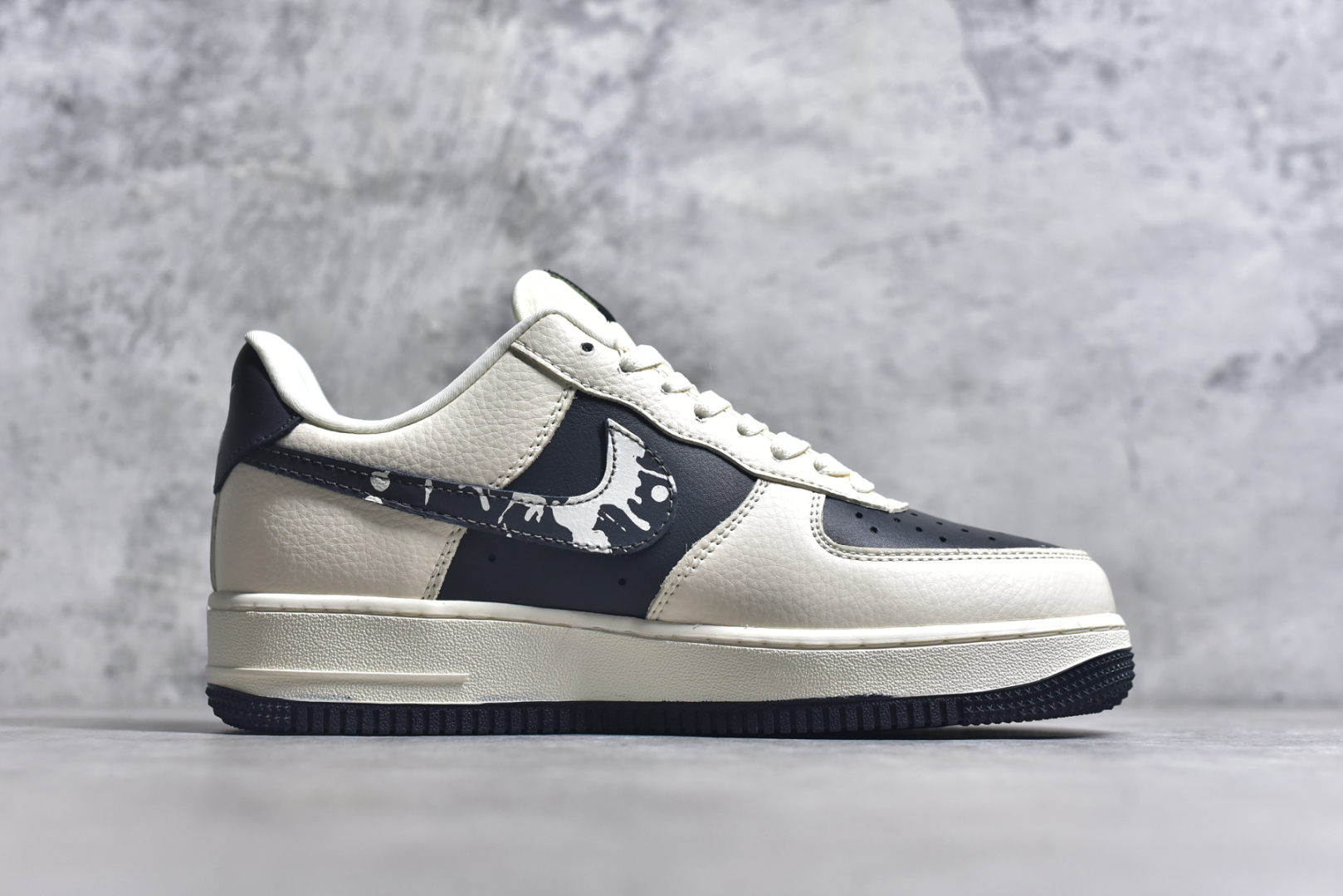 图片[3]-#Nike Air Force 1\’07 Low 斯图西联名 米黑泼墨勾 空军一号低帮休闲板鞋 DF0188-042 #定制皮料 定制鞋盒 配件齐全 原楦原纸板 纯正空军版型 内置全掌气垫 尺码：36 36.5 37.5 38 38.5 39 40 40.5 41 42 42.5 43 44 44.5 45 9.D4-选品中心