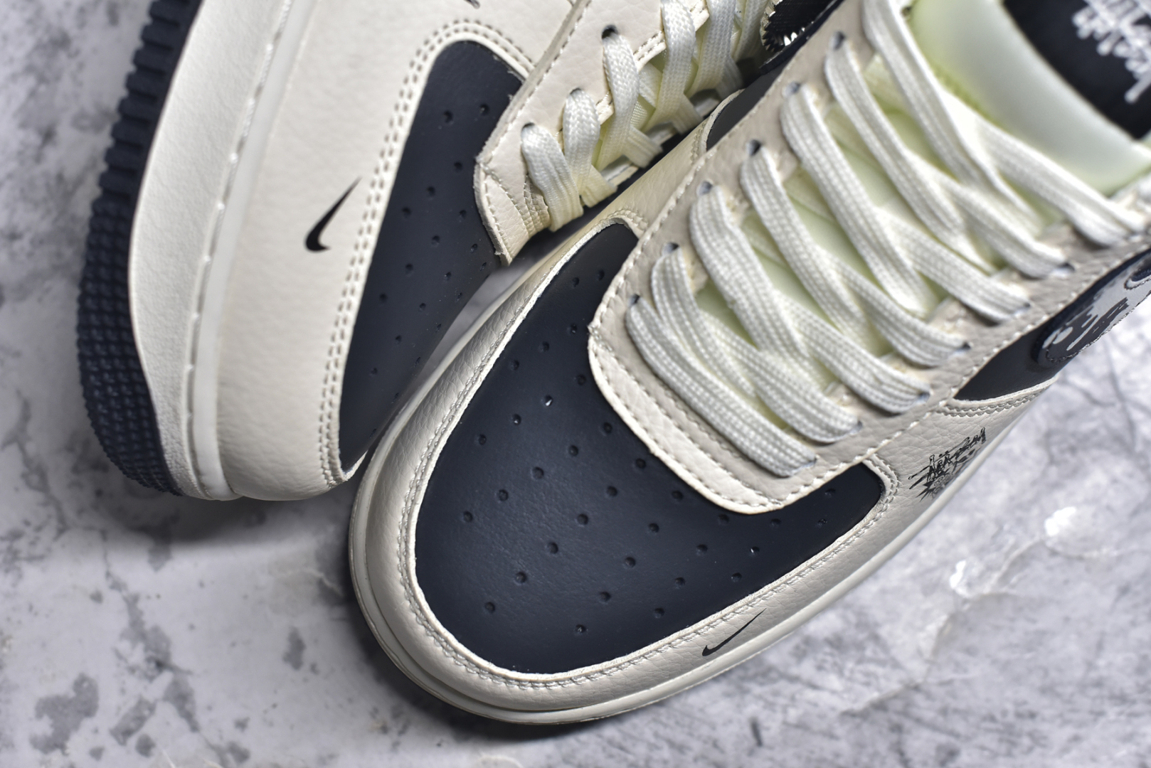 图片[8]-#Nike Air Force 1\’07 Low 斯图西联名 米黑泼墨勾 空军一号低帮休闲板鞋 DF0188-042 #定制皮料 定制鞋盒 配件齐全 原楦原纸板 纯正空军版型 内置全掌气垫 尺码：36 36.5 37.5 38 38.5 39 40 40.5 41 42 42.5 43 44 44.5 45 9.D4-选品中心