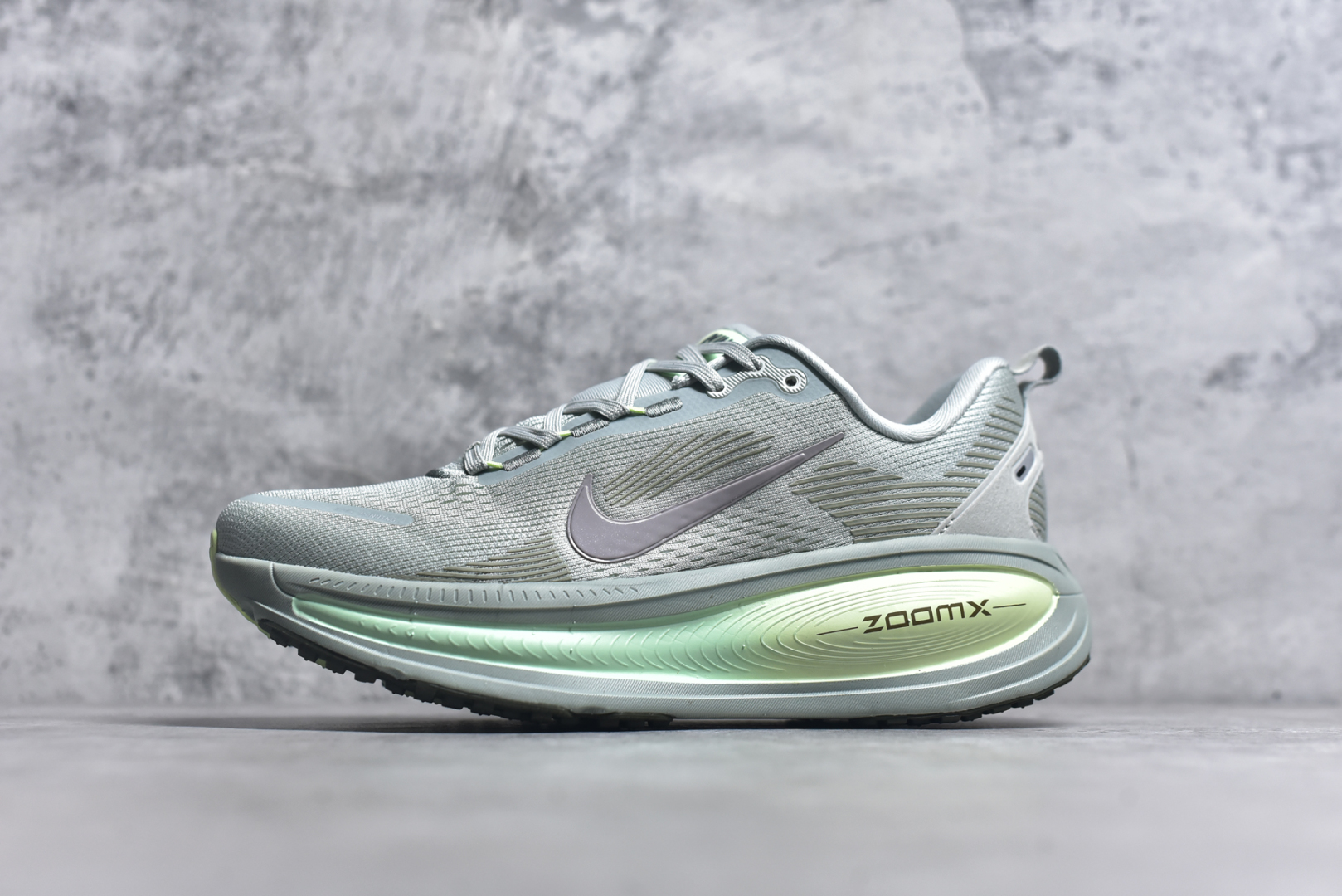 #NK Zoom VOMERO 18 轻量跑鞋 耐克网透面气 训跑练步鞋 外贸专供订单 原厂折返国内销售 国外专柜标准数据开发 拥有 Zoom Air 一如既往的稳定感和流畅感 鞋面采用工程网眼设计 为特定高热区域营造出色透气性 进一步增加鞋面的穿孔数量 让足部能够快速散热 中足搭配 Flywire 飞线 在高速运动时营造舒适稳定的贴合感 内置Zoon气垫加持 动力十足 ！ 货号：HM6803 002SJ 尺码：36 36.5 37.5 38 38.5 39 40 40.5 41 42 42.5 43 44 44.5 45 46-选品中心