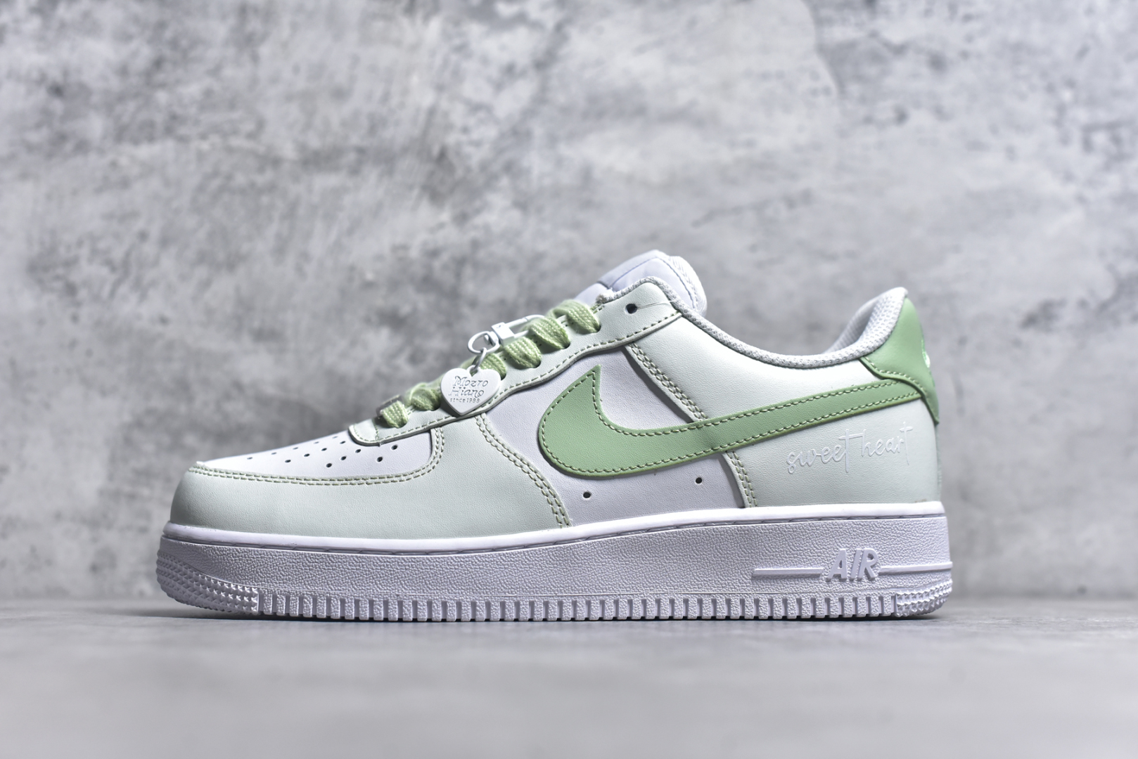 #Air Force 1 ‘07 Low 白绿 原楦头原纸板 打造纯正空军版型 #专注外贸渠道 全掌内置蜂窝气垫 #原盒配件 原厂中底钢印、拉帮完美 官方同步上架 货号：DY8899-002 尺码：36 36.5 37.5 38 38.5 39 40 40.5 41 42 42.5 43 44 44.5 45-选品中心