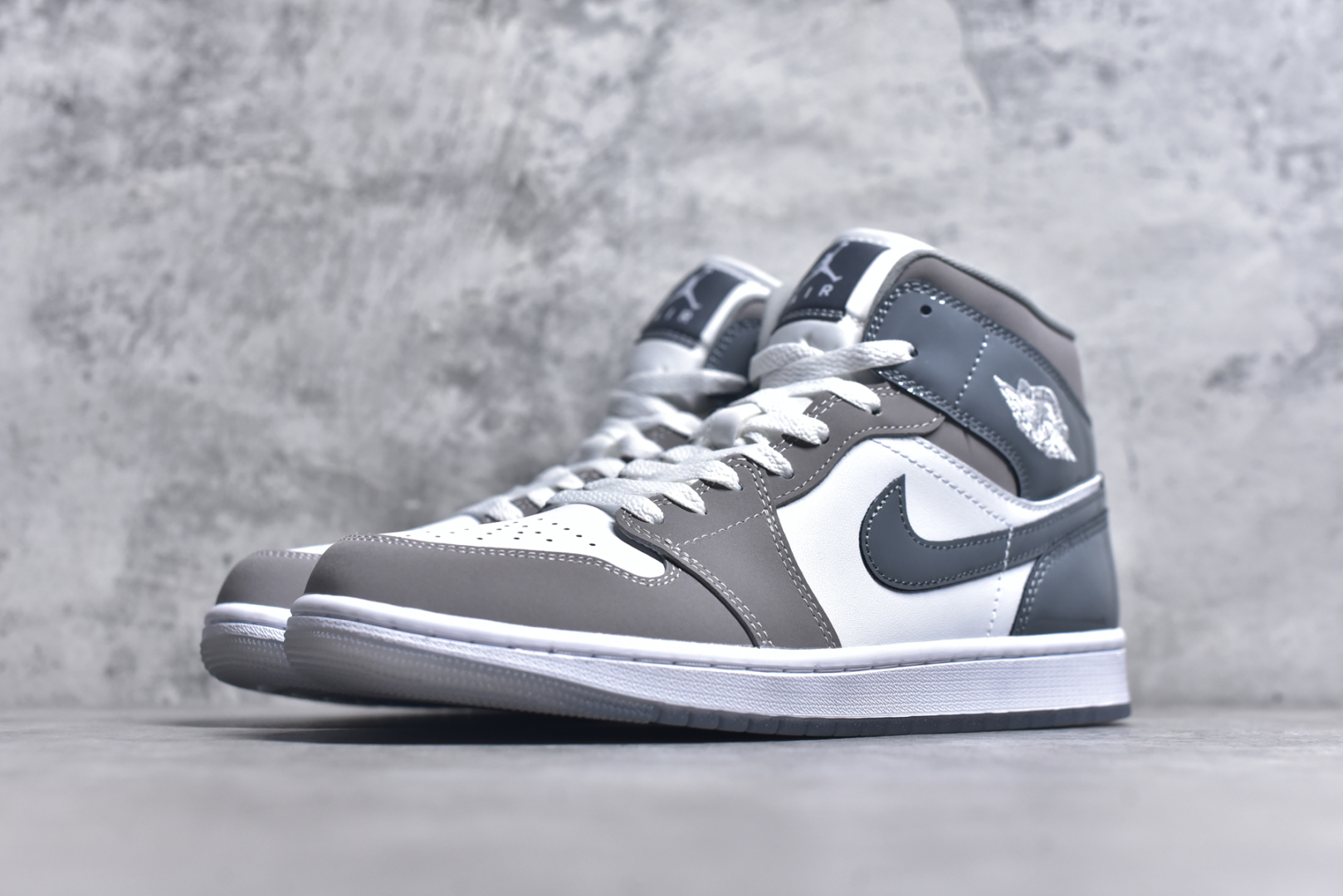 图片[2]-#Air Jordan 1 Mid 灰白 天猫贸外客户订单 市面最工高艺 中系帮列 全批jw新次 原装模原大底 全鞋原厂制定皮料，手感细正腻确折边工艺 完美节细诠释 货号：HF3216 100 灰白 男鞋 40 40.5 41 42 42.5 43 44 44.5 45 46-选品中心