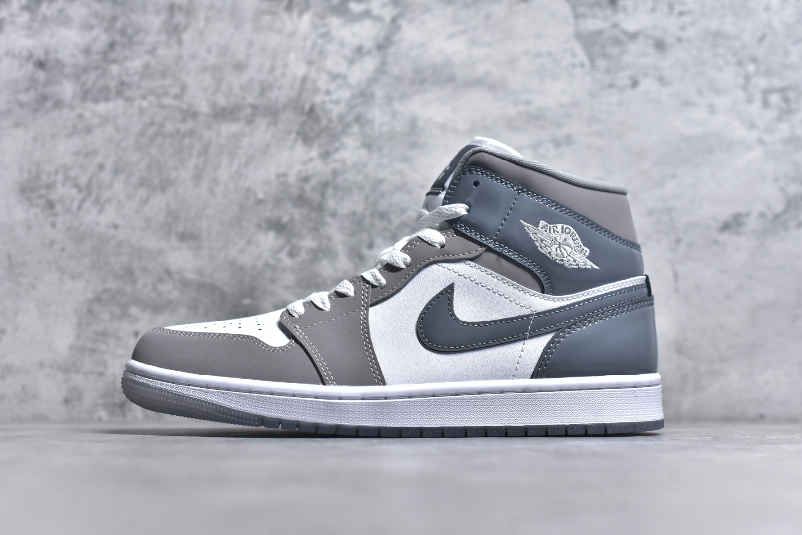 #Air Jordan 1 Mid 灰白 天猫贸外客户订单 市面最工高艺 中系帮列 全批jw新次 原装模原大底 全鞋原厂制定皮料，手感细正腻确折边工艺 完美节细诠释 货号：HF3216 100 灰白 男鞋 40 40.5 41 42 42.5 43 44 44.5 45 46-选品中心