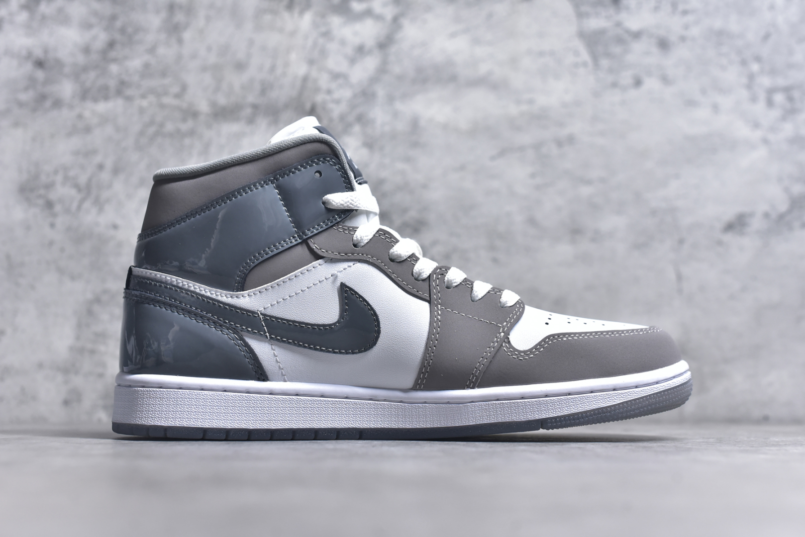 图片[3]-#Air Jordan 1 Mid 灰白 天猫贸外客户订单 市面最工高艺 中系帮列 全批jw新次 原装模原大底 全鞋原厂制定皮料，手感细正腻确折边工艺 完美节细诠释 货号：HF3216 100 灰白 男鞋 40 40.5 41 42 42.5 43 44 44.5 45 46-选品中心