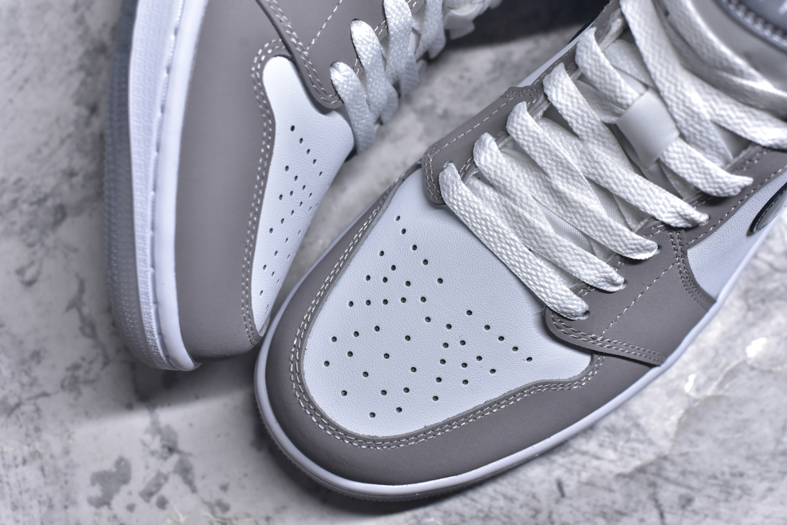 图片[8]-#Air Jordan 1 Mid 灰白 天猫贸外客户订单 市面最工高艺 中系帮列 全批jw新次 原装模原大底 全鞋原厂制定皮料，手感细正腻确折边工艺 完美节细诠释 货号：HF3216 100 灰白 男鞋 40 40.5 41 42 42.5 43 44 44.5 45 46-选品中心