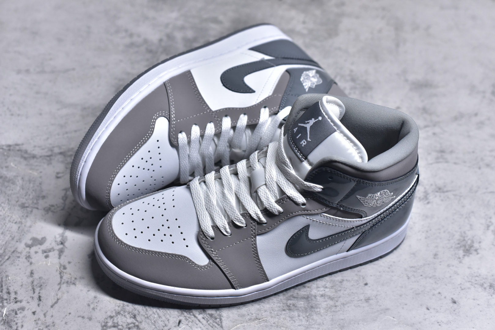 图片[7]-#Air Jordan 1 Mid 灰白 天猫贸外客户订单 市面最工高艺 中系帮列 全批jw新次 原装模原大底 全鞋原厂制定皮料，手感细正腻确折边工艺 完美节细诠释 货号：HF3216 100 灰白 男鞋 40 40.5 41 42 42.5 43 44 44.5 45 46-选品中心