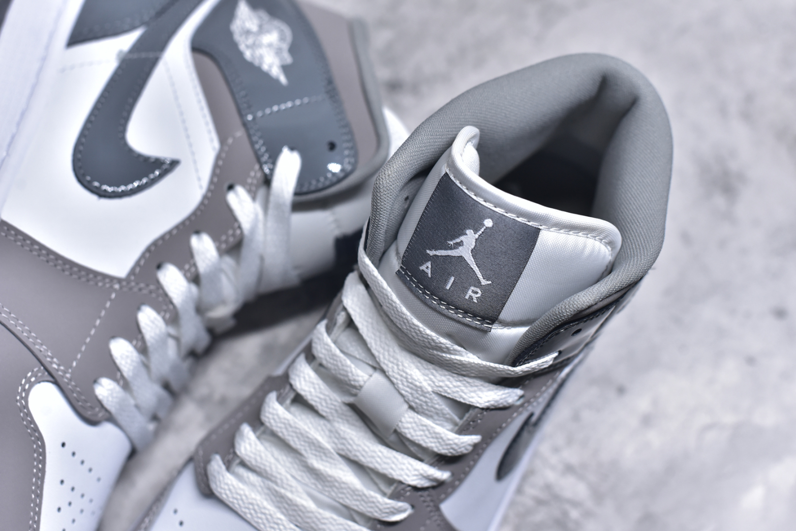 图片[9]-#Air Jordan 1 Mid 灰白 天猫贸外客户订单 市面最工高艺 中系帮列 全批jw新次 原装模原大底 全鞋原厂制定皮料，手感细正腻确折边工艺 完美节细诠释 货号：HF3216 100 灰白 男鞋 40 40.5 41 42 42.5 43 44 44.5 45 46-选品中心