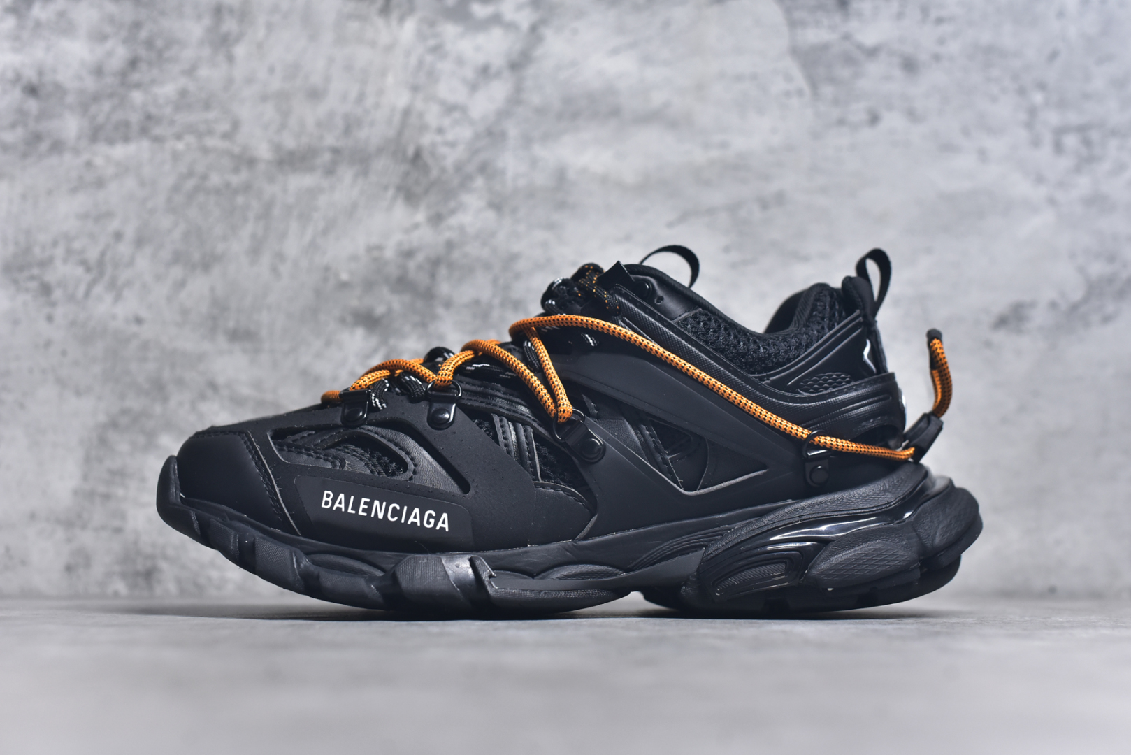 #Balenciaga 巴黎世家3.0低帮老爹鞋 Balenciaga3.0 Track.2 Open Sneaker 巴黎世家3.0 三代户外概念鞋 #鞋面采用176块部件组成 ,整双鞋子从头到尾难度极高 。原鞋购入时在开版方面耗时一个多月，里里外外已攻破任何细节部位 韩国订单需求 无可挑剔。 货号：800592 WTRHK 1000 尺码：35-46-选品中心