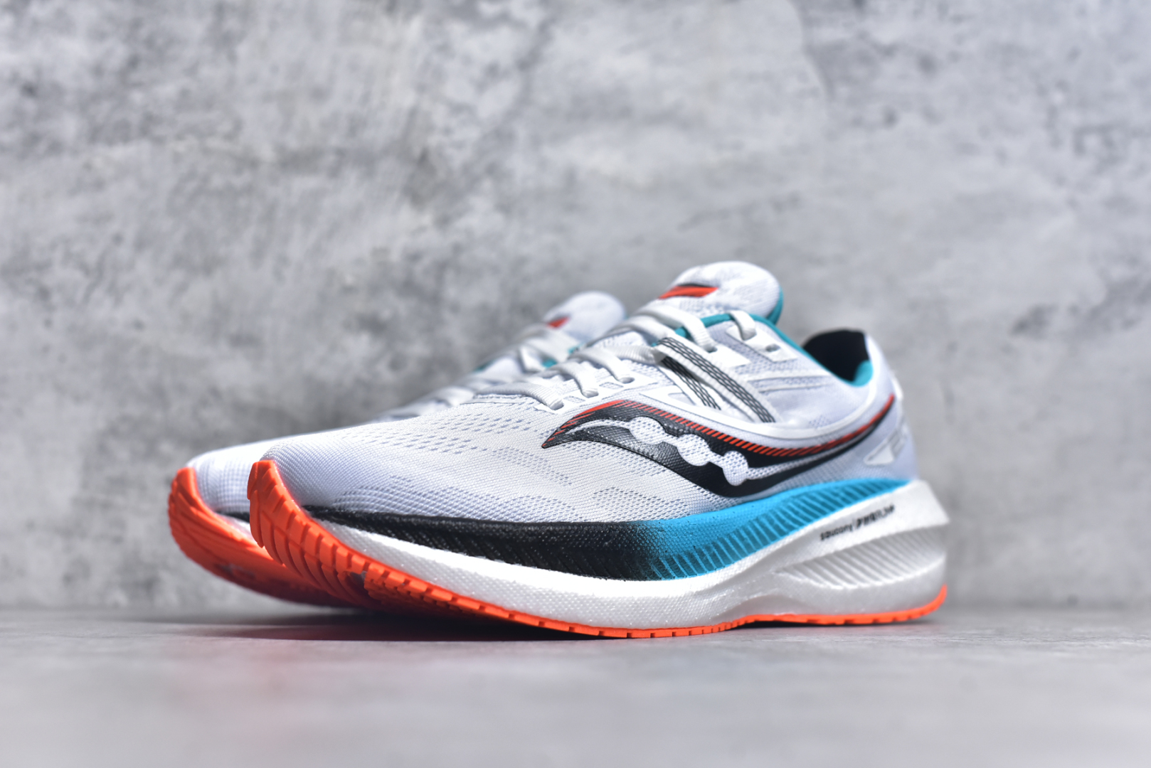 图片[2]-#Saucony Triumph 20 索康尼胜利20代旗舰级缓震型跑鞋 性能相比前几代再升级：鞋面采用全新升级的工学网设计 贴合脚部更透气 中底部分使用最新的PWRRUN+材质 搭配PWRRUN+鞋垫使中底的大幅加厚 10mm坡差进一步提供缓震、回弹性能 内底则采用了FORMFIT动态适应系统 动态契合脚型 提升包裹性和舒适性 提供更卓越的动态回馈体验 XT-900橡胶大底 可提供良好的抓地力和较强抗磨性能 尺码：35.5 36 36.5 37.5 38 38.5 39 40 40.5 41 42 42.5 43 44 44.5 45-选品中心