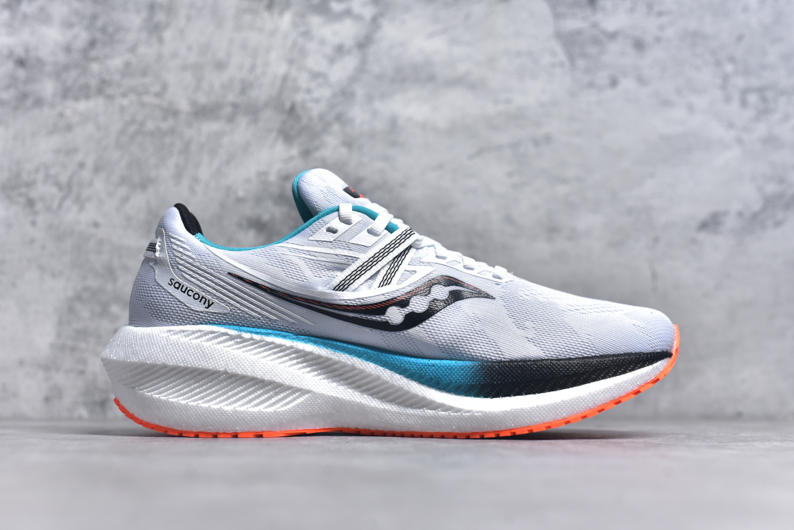 图片[3]-#Saucony Triumph 20 索康尼胜利20代旗舰级缓震型跑鞋 性能相比前几代再升级：鞋面采用全新升级的工学网设计 贴合脚部更透气 中底部分使用最新的PWRRUN+材质 搭配PWRRUN+鞋垫使中底的大幅加厚 10mm坡差进一步提供缓震、回弹性能 内底则采用了FORMFIT动态适应系统 动态契合脚型 提升包裹性和舒适性 提供更卓越的动态回馈体验 XT-900橡胶大底 可提供良好的抓地力和较强抗磨性能 尺码：35.5 36 36.5 37.5 38 38.5 39 40 40.5 41 42 42.5 43 44 44.5 45-选品中心