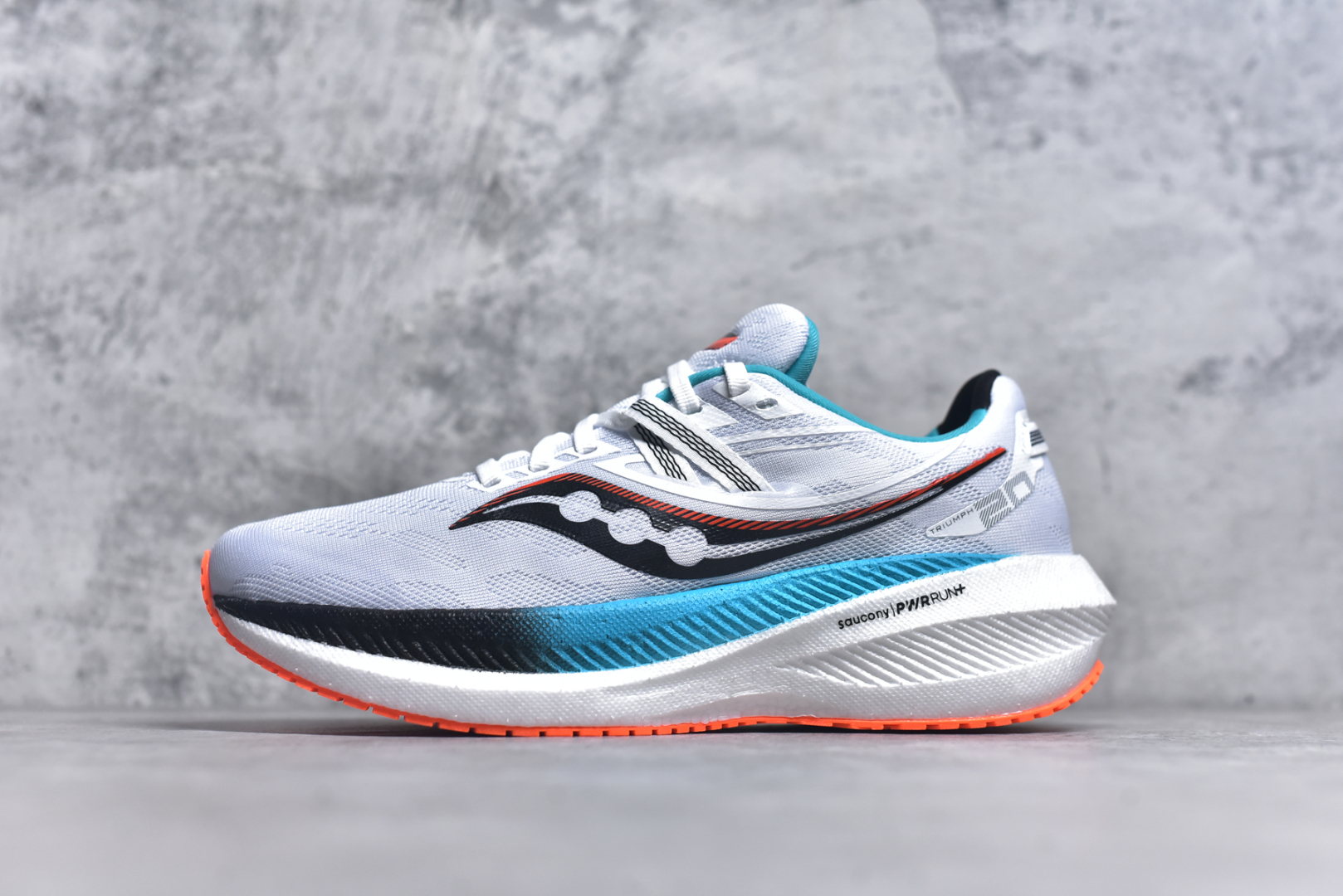 #Saucony Triumph 20 索康尼胜利20代旗舰级缓震型跑鞋 性能相比前几代再升级：鞋面采用全新升级的工学网设计 贴合脚部更透气 中底部分使用最新的PWRRUN+材质 搭配PWRRUN+鞋垫使中底的大幅加厚 10mm坡差进一步提供缓震、回弹性能 内底则采用了FORMFIT动态适应系统 动态契合脚型 提升包裹性和舒适性 提供更卓越的动态回馈体验 XT-900橡胶大底 可提供良好的抓地力和较强抗磨性能 尺码：35.5 36 36.5 37.5 38 38.5 39 40 40.5 41 42 42.5 43 44 44.5 45-选品中心