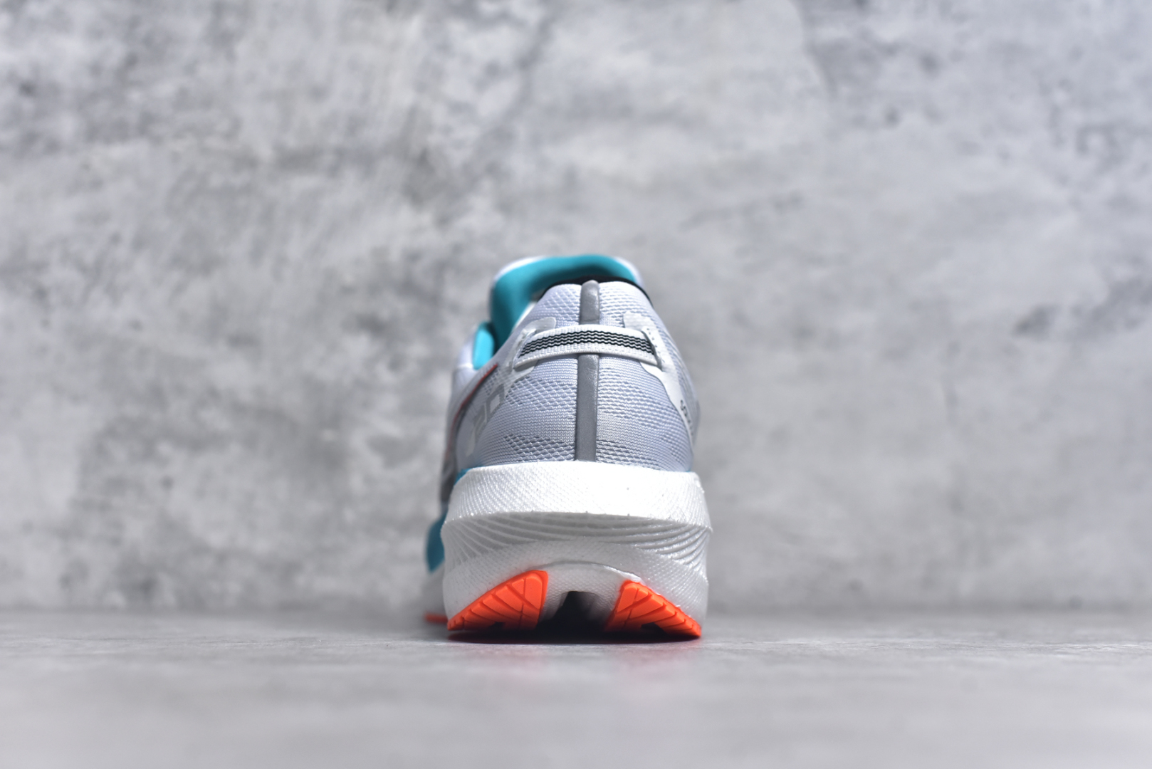 图片[5]-#Saucony Triumph 20 索康尼胜利20代旗舰级缓震型跑鞋 性能相比前几代再升级：鞋面采用全新升级的工学网设计 贴合脚部更透气 中底部分使用最新的PWRRUN+材质 搭配PWRRUN+鞋垫使中底的大幅加厚 10mm坡差进一步提供缓震、回弹性能 内底则采用了FORMFIT动态适应系统 动态契合脚型 提升包裹性和舒适性 提供更卓越的动态回馈体验 XT-900橡胶大底 可提供良好的抓地力和较强抗磨性能 尺码：35.5 36 36.5 37.5 38 38.5 39 40 40.5 41 42 42.5 43 44 44.5 45-选品中心