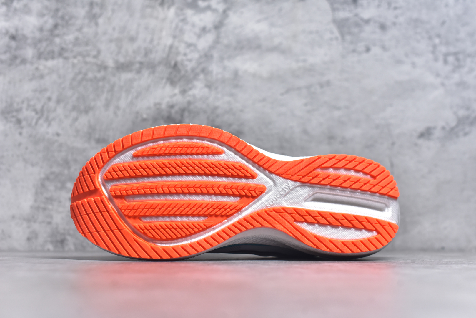 图片[6]-#Saucony Triumph 20 索康尼胜利20代旗舰级缓震型跑鞋 性能相比前几代再升级：鞋面采用全新升级的工学网设计 贴合脚部更透气 中底部分使用最新的PWRRUN+材质 搭配PWRRUN+鞋垫使中底的大幅加厚 10mm坡差进一步提供缓震、回弹性能 内底则采用了FORMFIT动态适应系统 动态契合脚型 提升包裹性和舒适性 提供更卓越的动态回馈体验 XT-900橡胶大底 可提供良好的抓地力和较强抗磨性能 尺码：35.5 36 36.5 37.5 38 38.5 39 40 40.5 41 42 42.5 43 44 44.5 45-选品中心