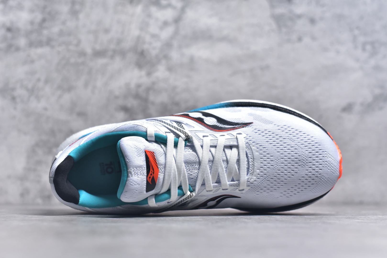 图片[4]-#Saucony Triumph 20 索康尼胜利20代旗舰级缓震型跑鞋 性能相比前几代再升级：鞋面采用全新升级的工学网设计 贴合脚部更透气 中底部分使用最新的PWRRUN+材质 搭配PWRRUN+鞋垫使中底的大幅加厚 10mm坡差进一步提供缓震、回弹性能 内底则采用了FORMFIT动态适应系统 动态契合脚型 提升包裹性和舒适性 提供更卓越的动态回馈体验 XT-900橡胶大底 可提供良好的抓地力和较强抗磨性能 尺码：35.5 36 36.5 37.5 38 38.5 39 40 40.5 41 42 42.5 43 44 44.5 45-选品中心