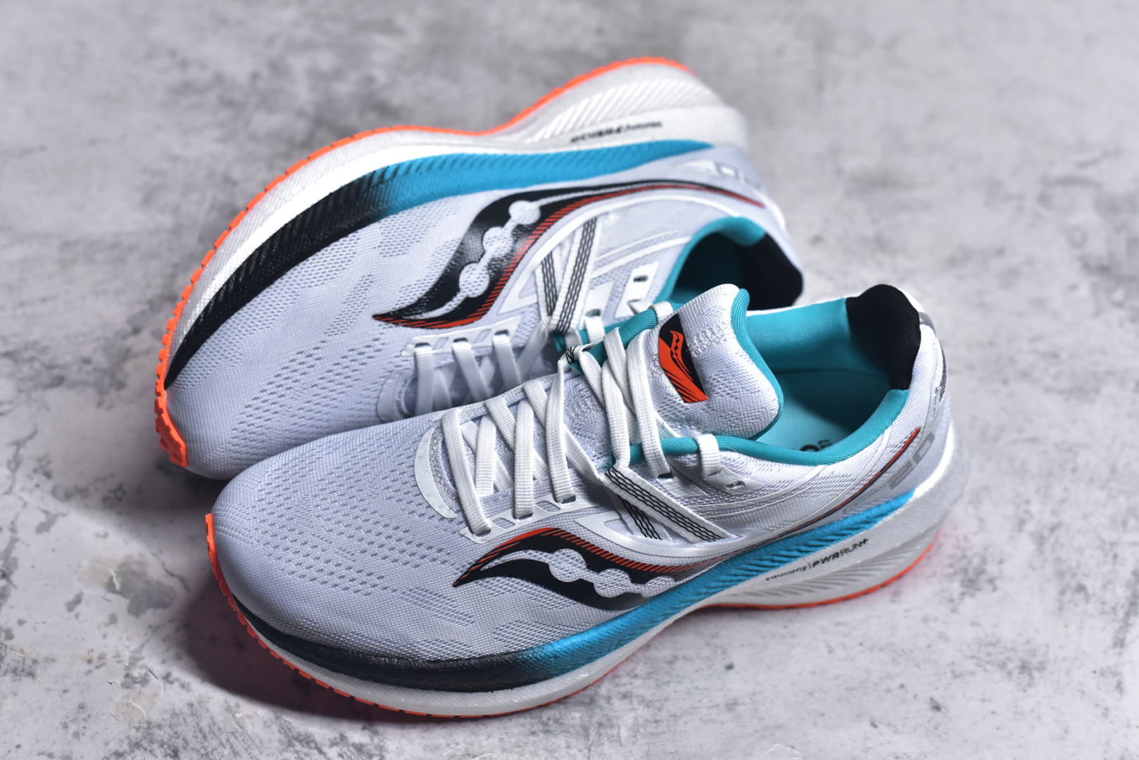 图片[7]-#Saucony Triumph 20 索康尼胜利20代旗舰级缓震型跑鞋 性能相比前几代再升级：鞋面采用全新升级的工学网设计 贴合脚部更透气 中底部分使用最新的PWRRUN+材质 搭配PWRRUN+鞋垫使中底的大幅加厚 10mm坡差进一步提供缓震、回弹性能 内底则采用了FORMFIT动态适应系统 动态契合脚型 提升包裹性和舒适性 提供更卓越的动态回馈体验 XT-900橡胶大底 可提供良好的抓地力和较强抗磨性能 尺码：35.5 36 36.5 37.5 38 38.5 39 40 40.5 41 42 42.5 43 44 44.5 45-选品中心