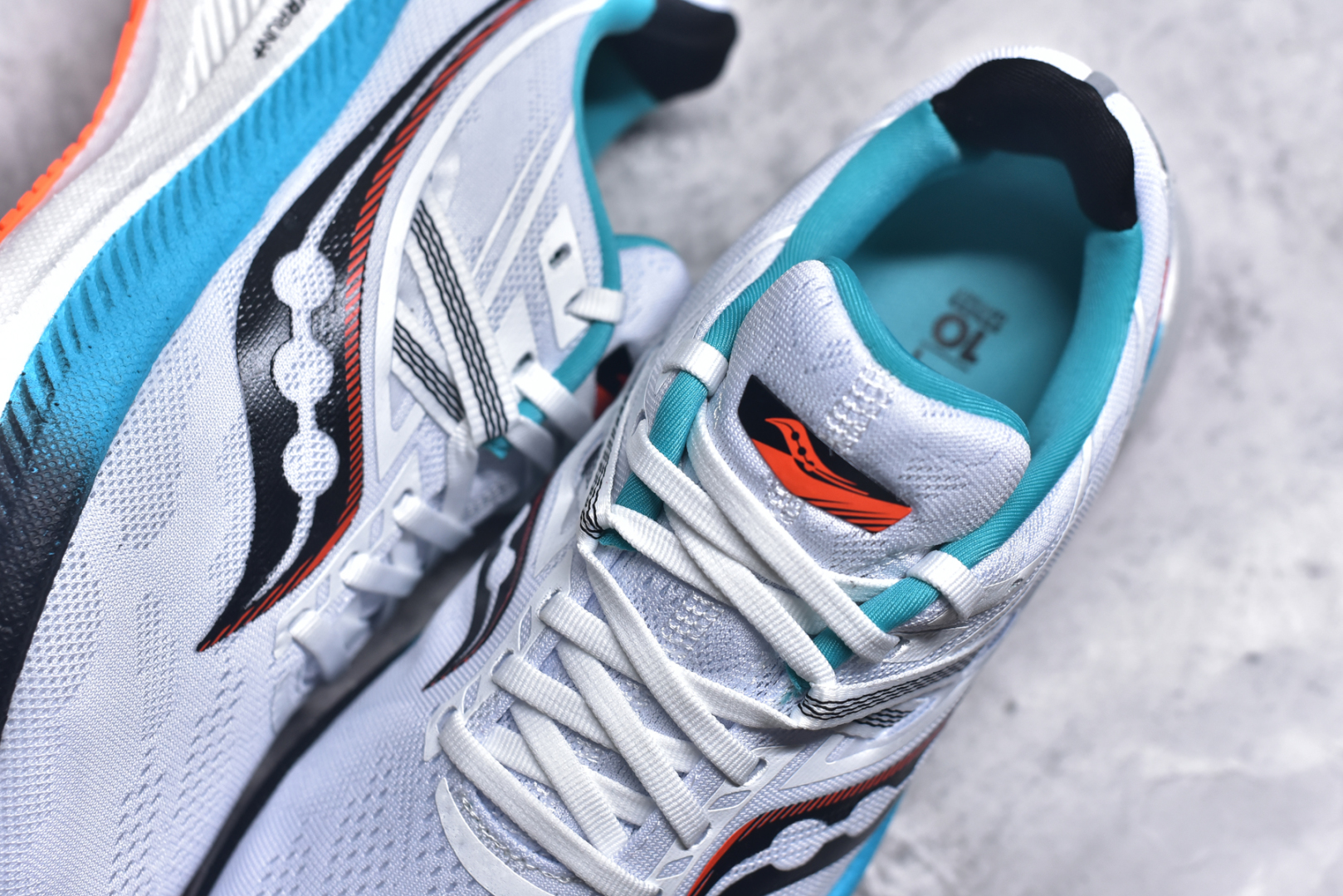 图片[9]-#Saucony Triumph 20 索康尼胜利20代旗舰级缓震型跑鞋 性能相比前几代再升级：鞋面采用全新升级的工学网设计 贴合脚部更透气 中底部分使用最新的PWRRUN+材质 搭配PWRRUN+鞋垫使中底的大幅加厚 10mm坡差进一步提供缓震、回弹性能 内底则采用了FORMFIT动态适应系统 动态契合脚型 提升包裹性和舒适性 提供更卓越的动态回馈体验 XT-900橡胶大底 可提供良好的抓地力和较强抗磨性能 尺码：35.5 36 36.5 37.5 38 38.5 39 40 40.5 41 42 42.5 43 44 44.5 45-选品中心