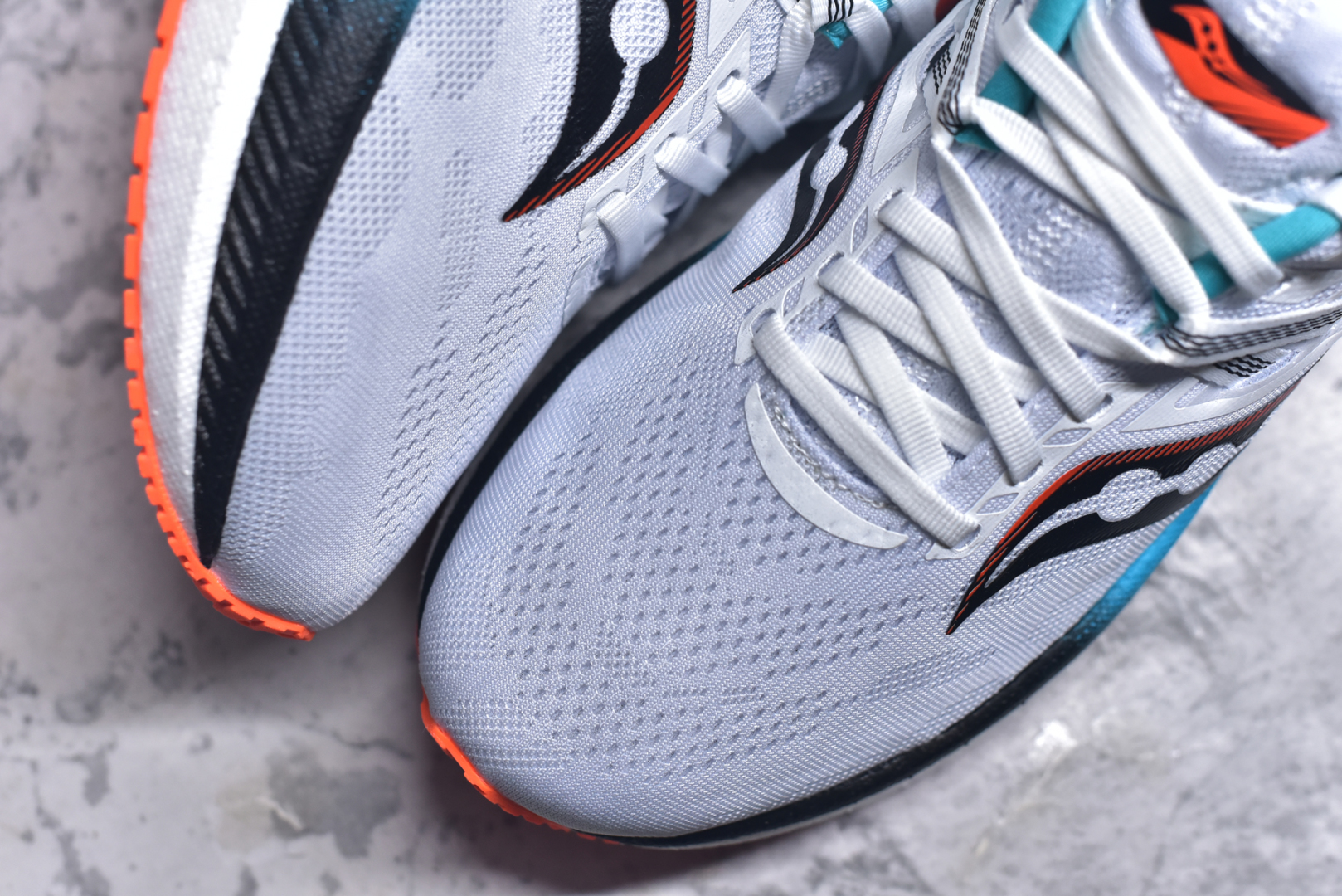 图片[8]-#Saucony Triumph 20 索康尼胜利20代旗舰级缓震型跑鞋 性能相比前几代再升级：鞋面采用全新升级的工学网设计 贴合脚部更透气 中底部分使用最新的PWRRUN+材质 搭配PWRRUN+鞋垫使中底的大幅加厚 10mm坡差进一步提供缓震、回弹性能 内底则采用了FORMFIT动态适应系统 动态契合脚型 提升包裹性和舒适性 提供更卓越的动态回馈体验 XT-900橡胶大底 可提供良好的抓地力和较强抗磨性能 尺码：35.5 36 36.5 37.5 38 38.5 39 40 40.5 41 42 42.5 43 44 44.5 45-选品中心