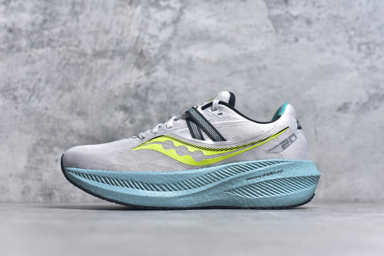 #Saucony Triumph 20 索康尼胜利20代旗舰级缓震型跑鞋 性能相比前几代再升级：鞋面采用全新升级的工学网设计 贴合脚部更透气 中底部分使用最新的PWRRUN+材质 搭配PWRRUN+鞋垫使中底的大幅加厚 10mm坡差进一步提供缓震、回弹性能 内底则采用了FORMFIT动态适应系统 动态契合脚型 提升包裹性和舒适性 提供更卓越的动态回馈体验 XT-900橡胶大底 可提供良好的抓地力和较强抗磨性能 尺码：35.5 36 36.5 37.5 38 38.5 39 40 40.5 41 42 42.5 43 44 44.5 45-选品中心