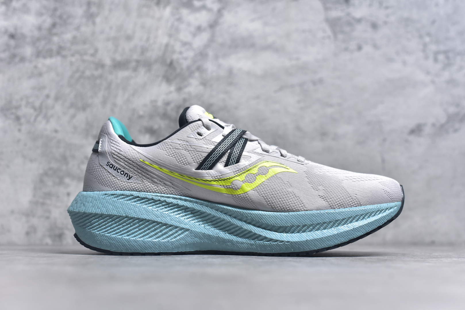 图片[3]-#Saucony Triumph 20 索康尼胜利20代旗舰级缓震型跑鞋 性能相比前几代再升级：鞋面采用全新升级的工学网设计 贴合脚部更透气 中底部分使用最新的PWRRUN+材质 搭配PWRRUN+鞋垫使中底的大幅加厚 10mm坡差进一步提供缓震、回弹性能 内底则采用了FORMFIT动态适应系统 动态契合脚型 提升包裹性和舒适性 提供更卓越的动态回馈体验 XT-900橡胶大底 可提供良好的抓地力和较强抗磨性能 尺码：35.5 36 36.5 37.5 38 38.5 39 40 40.5 41 42 42.5 43 44 44.5 45-选品中心